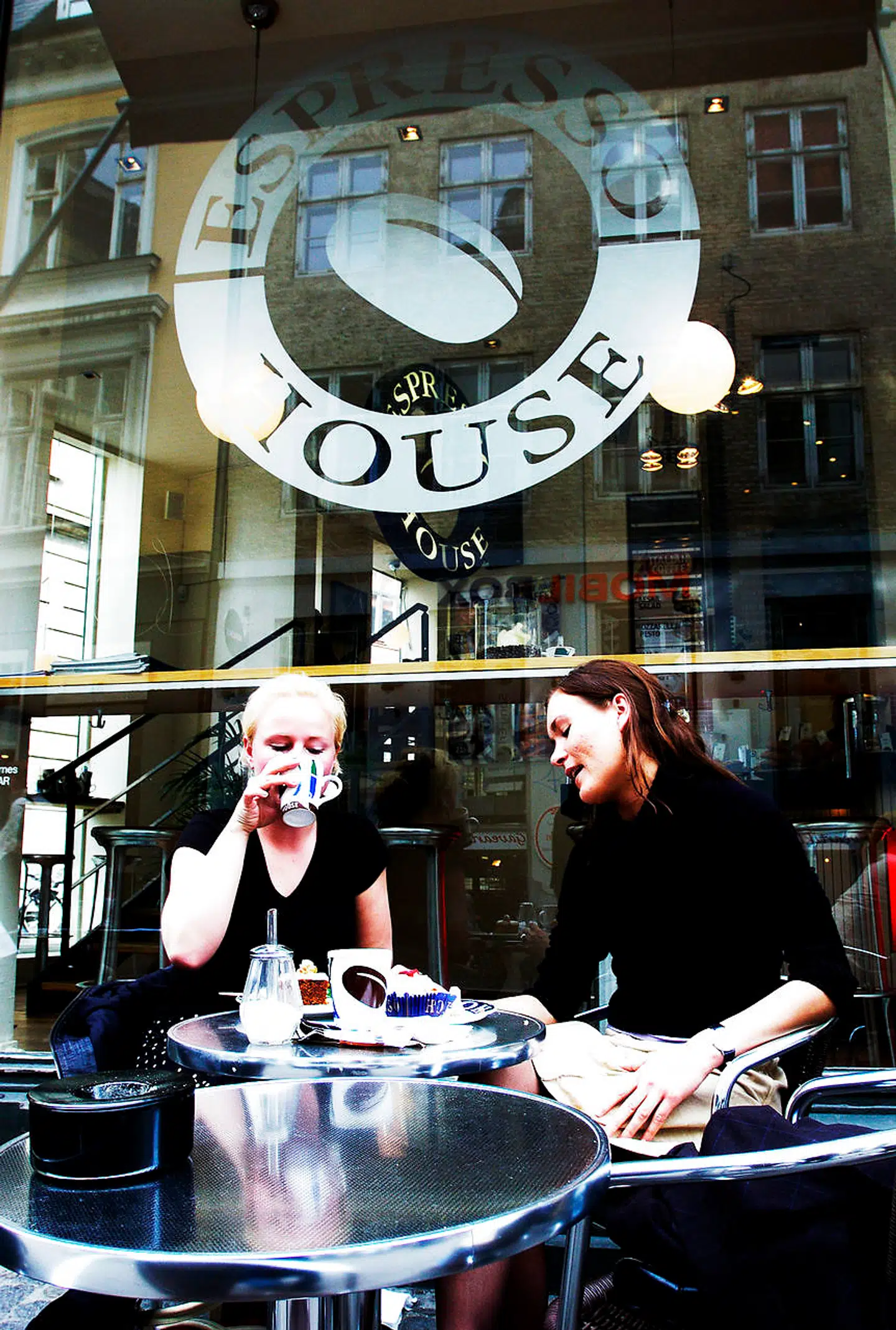 Espresso House, som er en nordisk kaffekæde, kontrolleres i dag af det tyske JAB Holding. Holdingselskabet ejes af Reimann-familien, hvis forfædre var nazisympatisører, og hvis fabrikker anvendte tvangsarbejdere.