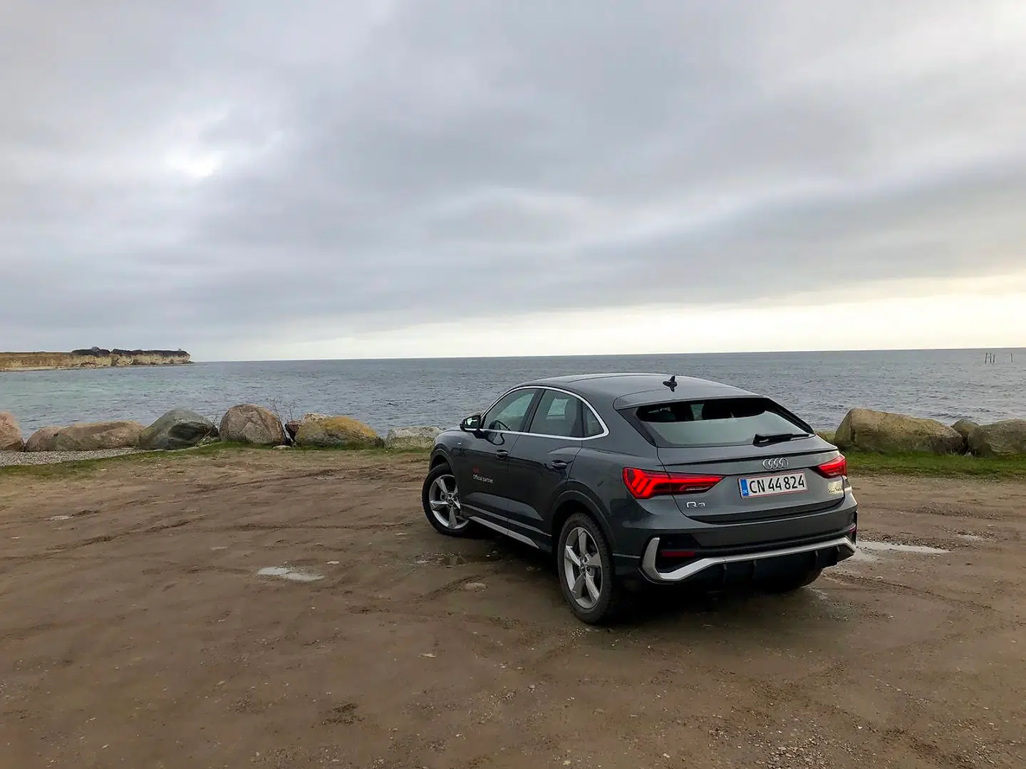 Audi Q3 Sportback har med sin kraftigt faldende coupetaglinje et jammerligt udsyn skråt bagud, et bagsæde, der ikke tager personer på over 1,80 meter, og et bagagerum, som sluger markant mindre firkantede IKEA-kasser, end det er tilfældet for en almindelig Q3.