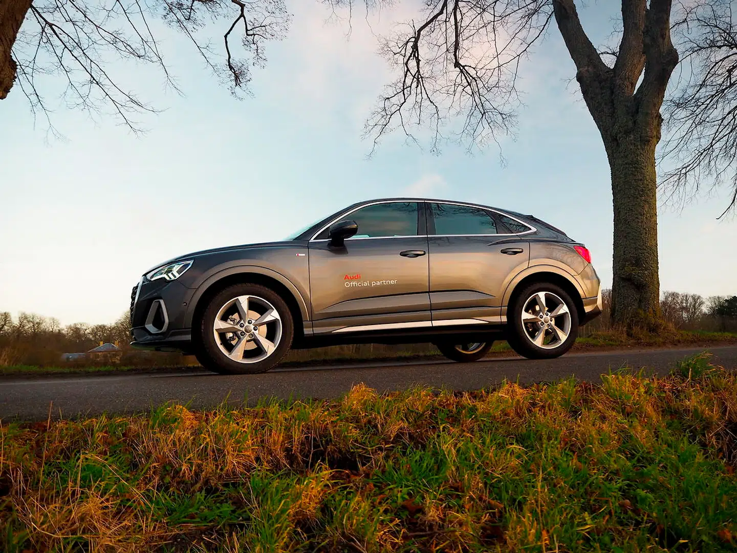 Audi Q3 Sportback er Audis første 100 procent dedikerede SUV-coupé. Audi Q8 har også et tilstræbt coupé-hæk, men den er mere SUV end coupé. Med Q3 Sportback er det lige omvendt.