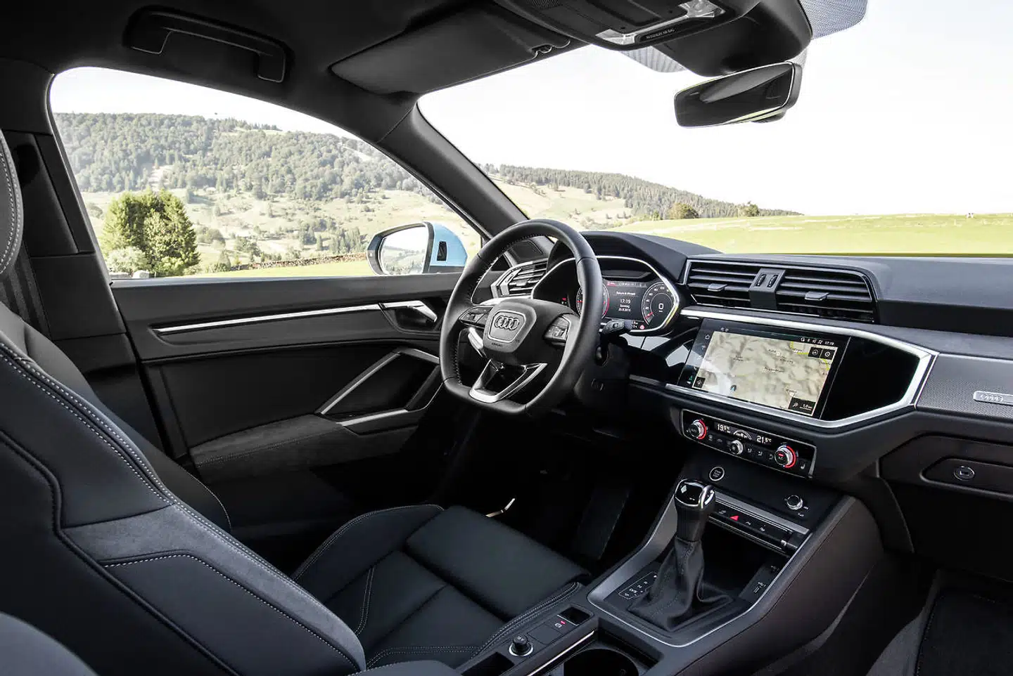 Kabinen er klasseledende lækker på den uangribelige Audi-facon. Men den er samtidigt identisk med den, du får i en almindelig Q3, så det taler ikke Sportbackkonceptet op.