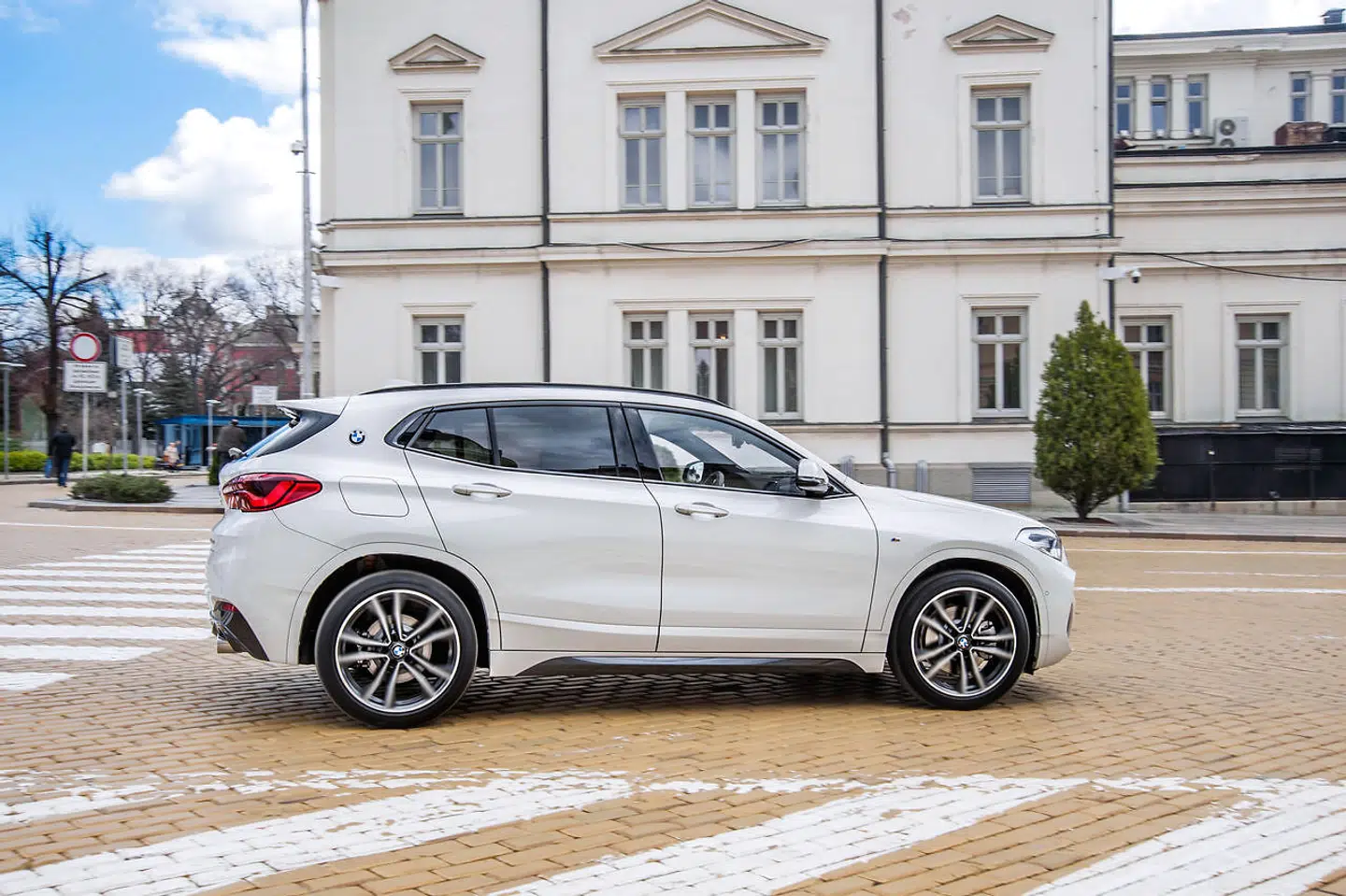 BMW X2 er også en lille lavtflyvende SUV, mens den coupé-form er ikke så udtalt som Q3 Sportback. Det gør den mere brugbar i forhold til bagsæde og bagagerumsfunktionalitet. Men den er fire centimeter lavere end Q3 Sportback, så på SUV-stylte-hævet-over-trafikken-fornemmelse er X2 dårligere. Køredynamisk er den dog decideret fantastisk, og kombination af forrygende køreegenskaber og høj praktisk anvendelighed lander den 4 ud af 6 stjerner.