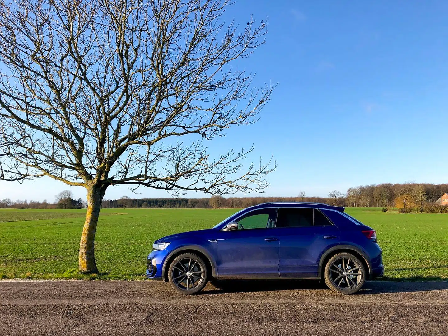 Volkswagen T-Roc R er den ultimativt mest kompromisløst køredynamisk dræbermaskine syd for en Porsche Macan, og insisterer man på tilstræbt coupé-form og sportsvognskøreegenskaber i sin SUV, så er den 300 hestes performanceudgave af T-Roc en vinder. Plastkvaliteten i kabinen er dog jammerlig, og den taber til både Audi og BMW på brandvalue, ligesom prisen på 555.000 kroner er krads for en lille Volkswagen SUV. Men fordi den kører så overbevisende skarpt og underholdende, trækker den 4 ud af 6 stjerner.