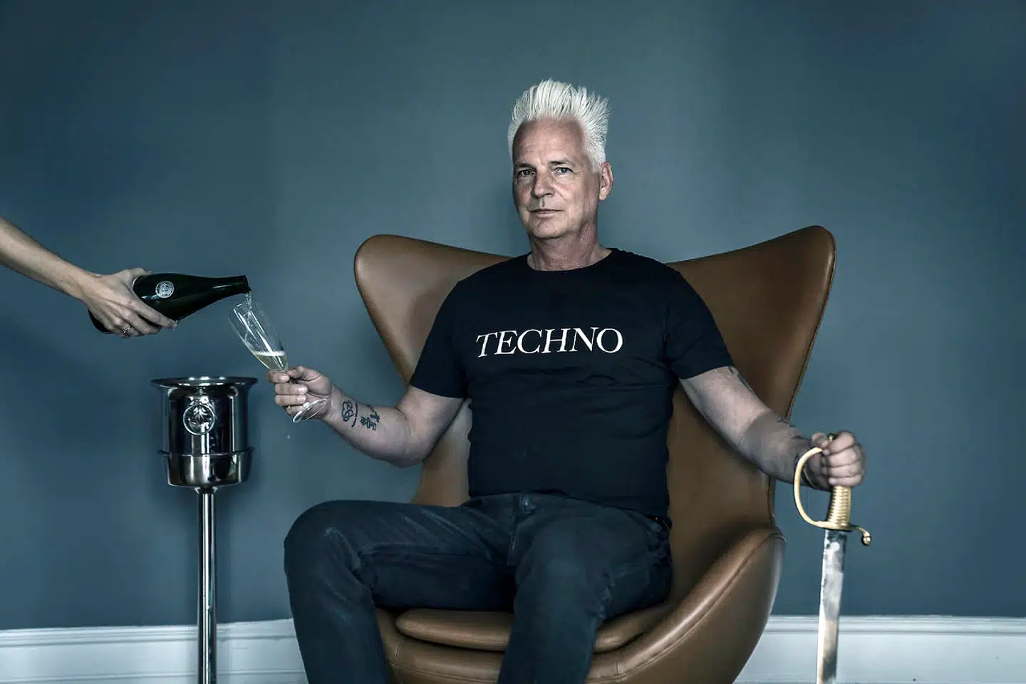 60-årige Thomas Heurlin er en modsætningernes mand. Han har haft nok succes til at købe villalejlighed i Hellerup, Mercedes og motorcykler. Men han er også venstreorienteret og vokset op med omvæltninger, der kunne have givet andre traumer. Sammen med sin 32 år yngre kone har han lige været i Goa, hvor han tog »nogle megagode piller«.