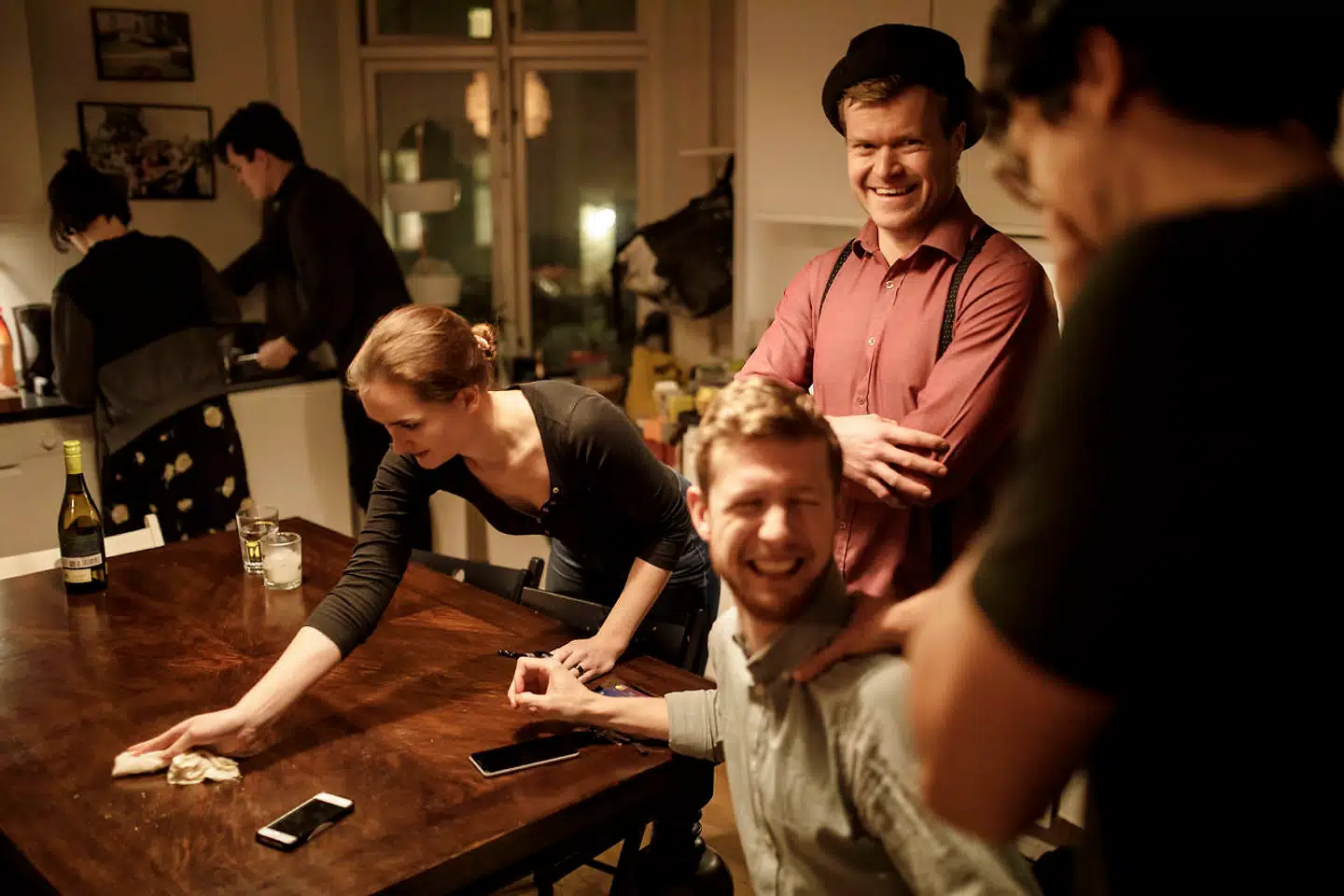 Beboere i bofællesskabet Nest gør klar til søndagsmiddag. En gang om året står den tilmed på gallamiddag.