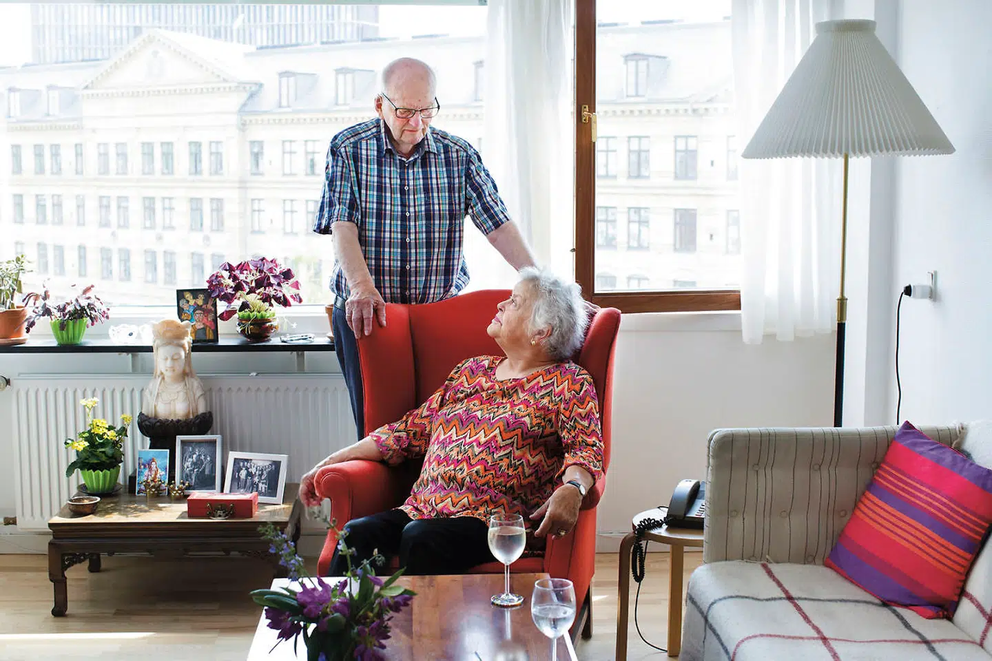 Tidligere hofmarskal Søren Haslund-Christensen lider af en demenssygdom og bor i dag på plejehejm. »Der er stadig noget af den gamle Søren tilbage, men det varierer, hvor meget han er til stede. Vi har fine stunder, og dem værdsætter jeg – selv om jeg også kan savne ham, som han var,« siger ægtefællen, Marianne Haslund-Christensen.