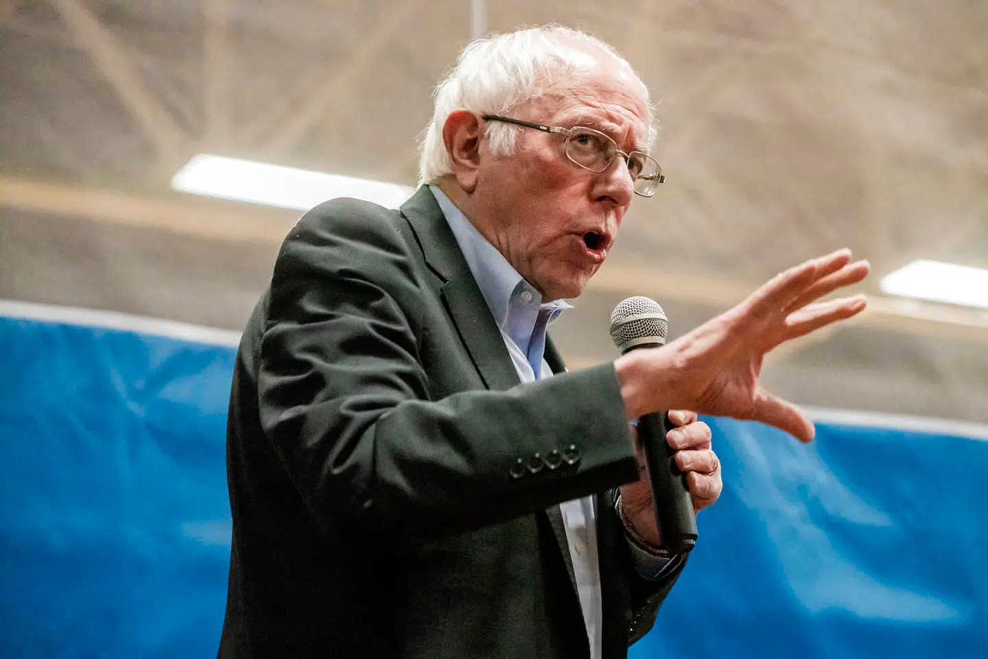 Bernie Sanders gestikulerer stort set konstant, når han afgiver sine politiske flammetaler.