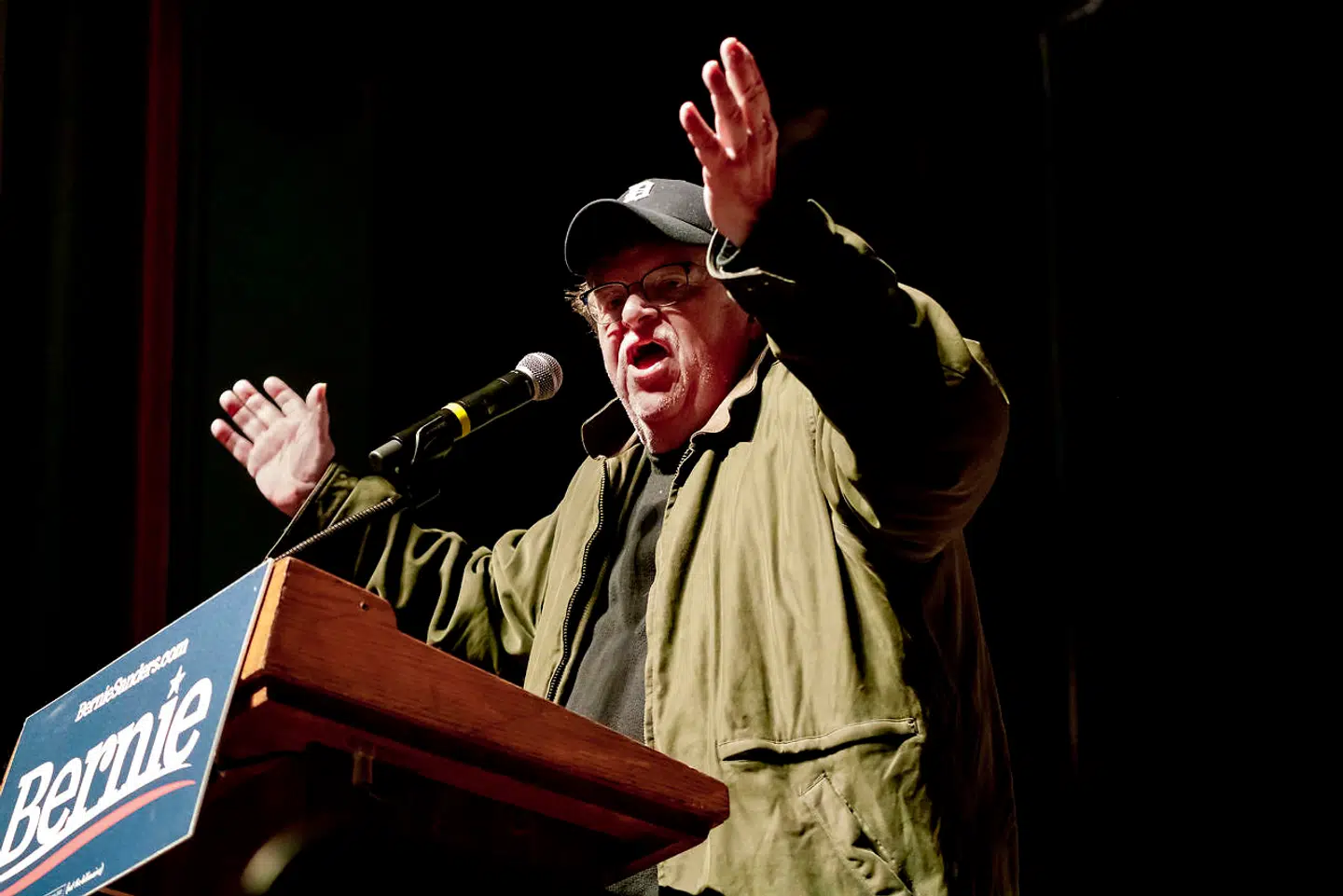 Dokumentaristen Michael Moore fik i sin brandtale for Bernie Sanders tændt publikum.