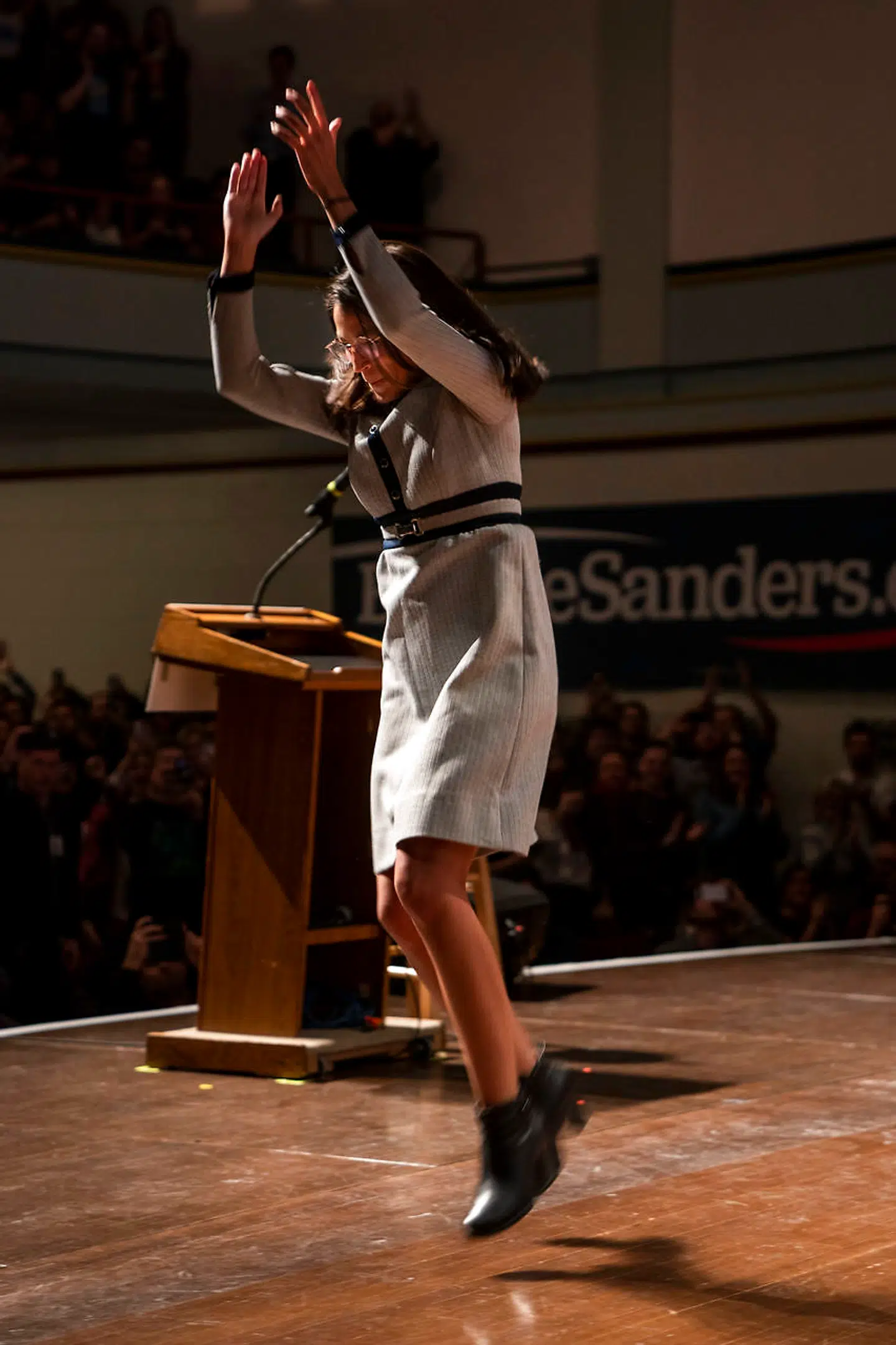 Alexandria Ocasio-Cortez har tidligere på sociale medier præsenteret en video, hvor hun tog dansetrin foran sit kontor i Kongressen. Hun tog endnu et par trin på scenen ved Bernie Sanders' vælgermøde.
