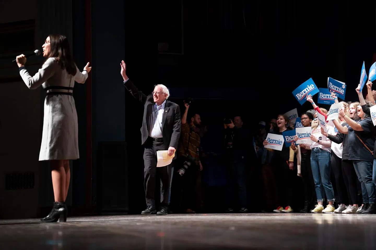Alexandria Ocasio-Cortez præsenterer Bernie Sanders på scenen efter at have givet en peptalk for senatoren.