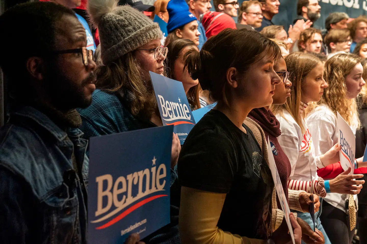 Ikke mindst ungdommen danner rygraden i Bernie Sanders' bevægelse, og den var mødt talrigt op til hans vælgermøde i Ames i Iowa.