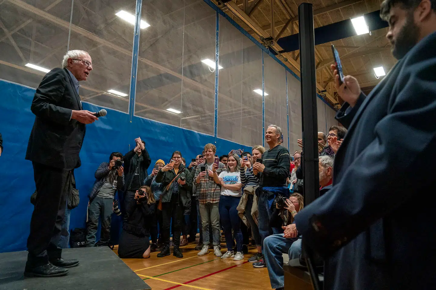 Da Bernis Sanders holdt sit vælgermøde i teatersalen i Ames forleden, kom der så mange, at omkring 500 ikke kunne komme ind. De blev i stedet lukket ind i en afsidesliggende gymnastiksal, hvor Sanders så holdt et formøde med de sidst ankommende, inden han holdt sit egentlige valgstævne i selve teatersalen.