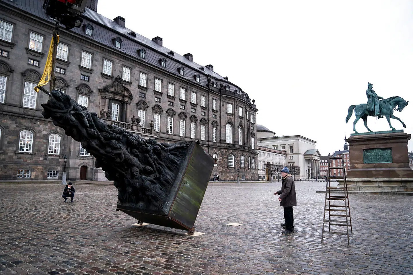 Kunstneren Jens Galschiøt opsatte den otte meter høje statue foran Christiansborg torsdag den 23. januar 2020.