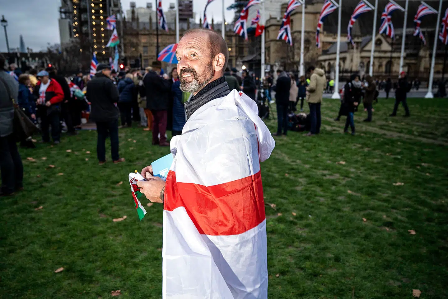 Paul Nadin var rejst til London fra Oxford for at fejre Brexit. Han har valgt at fejre det med det engelske flag i stedet for Union Jack. »England er mit land. Vi er en union, og nu må vi ud af en anden union, for at få den her union bragt på rette køl igen,« siger han.