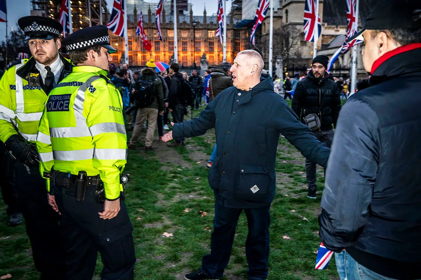 En Brexit-tilhænger prøver at komme over til EU-tilhængere, der med et skilt inviterede Brexit-tilhængere over til »et knus« fredag eftermiddag, hvor britisk politi holdt skarpt øje med begivenhederne foran Westminster.
