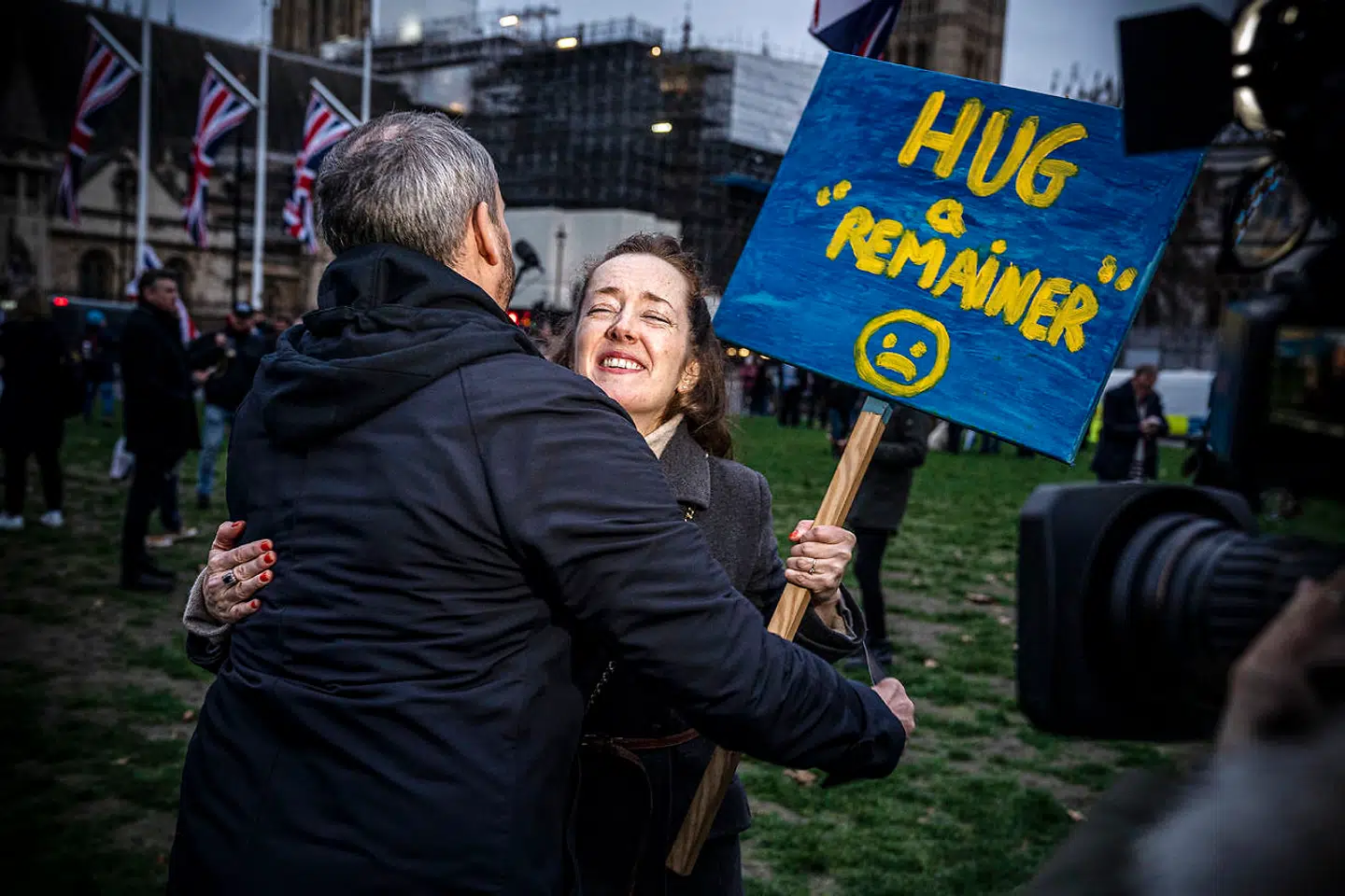 »Giv en remainer et knus«, lød opfordringen fra nogle af de få EU-tilhængere foran Westminster fredag eftermiddag.