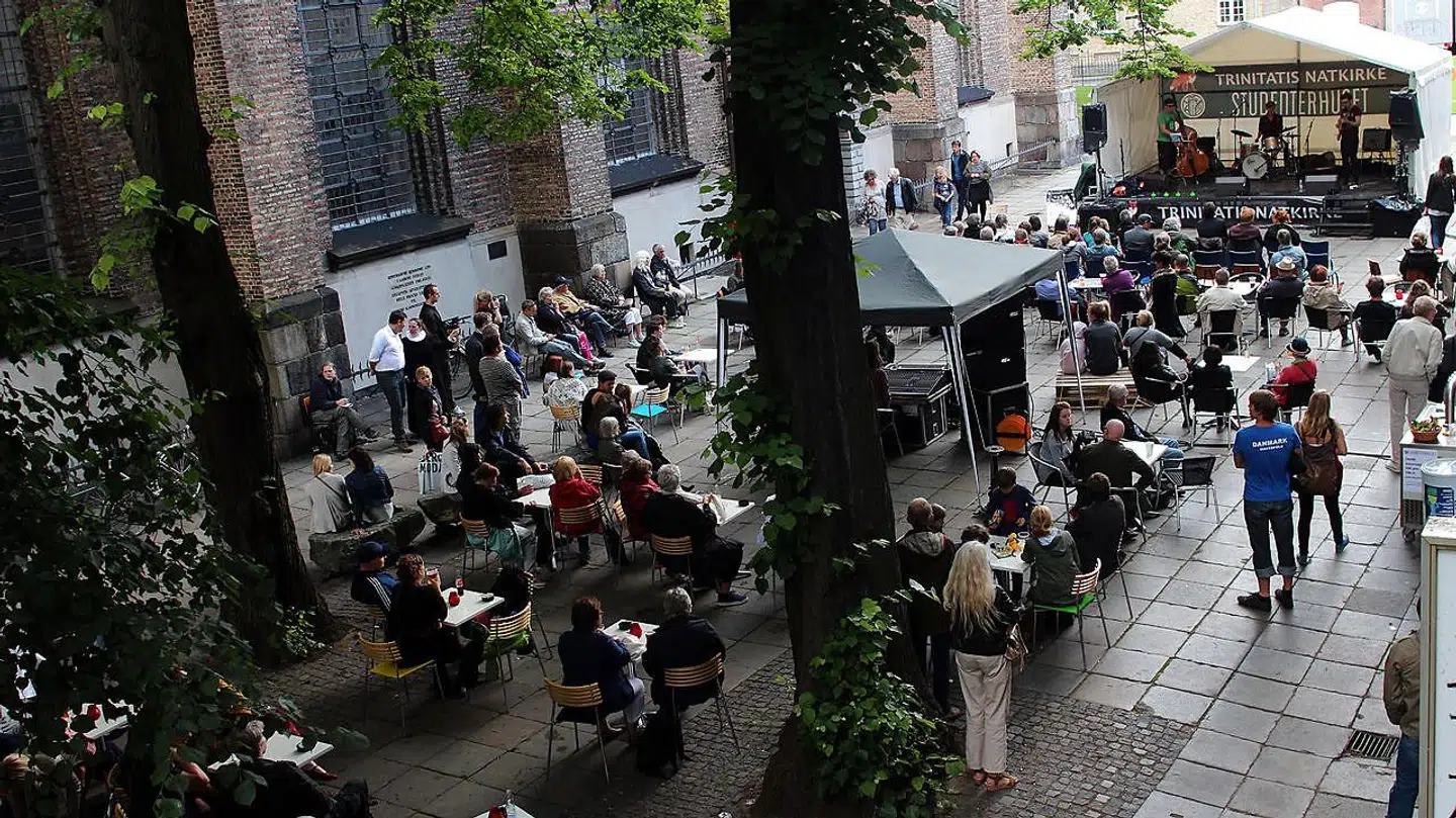 Trinitatis Kirkeplads er et af byens åndehuller. Her er der koncert under Copenhagen Jazzfestival.