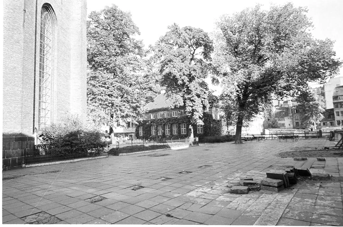 Billedet fra 1969 viser Trinitatis Kirkeplads, inden den antog den form, vi kender i dag.