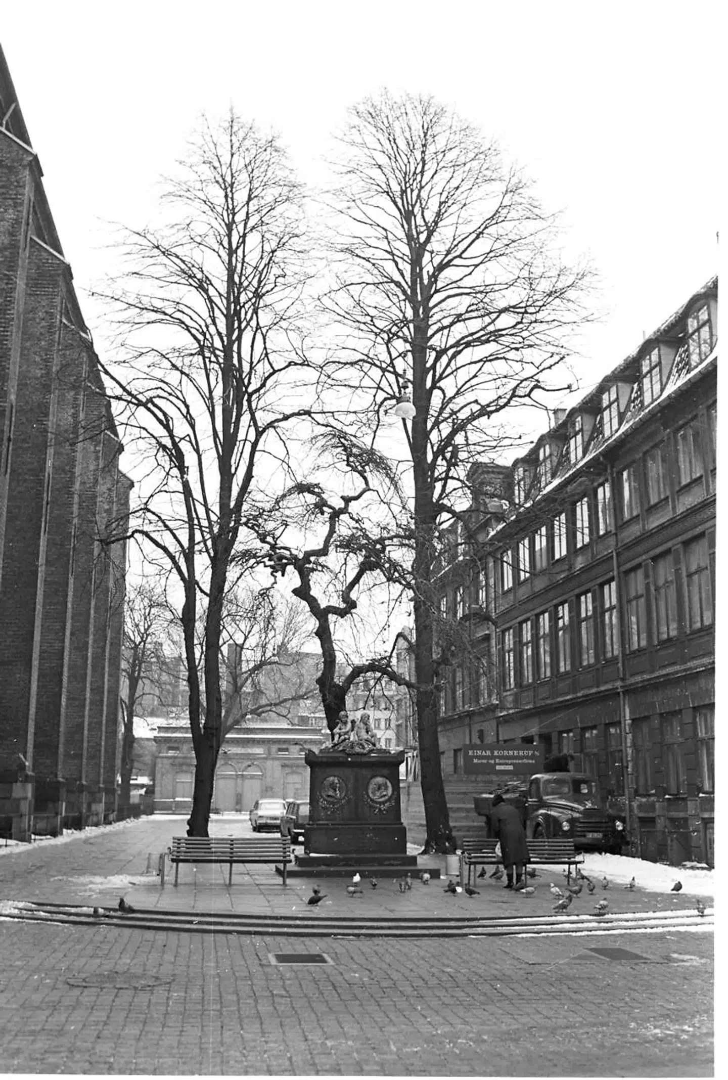 Her endnu et historisk fotografi. Monumentet for digterne Johan Herman Wessel (1742-1781) og Johannes Ewald (1743-1781) står fortsat på pladsen. Monumentet er også en del af fredningen.