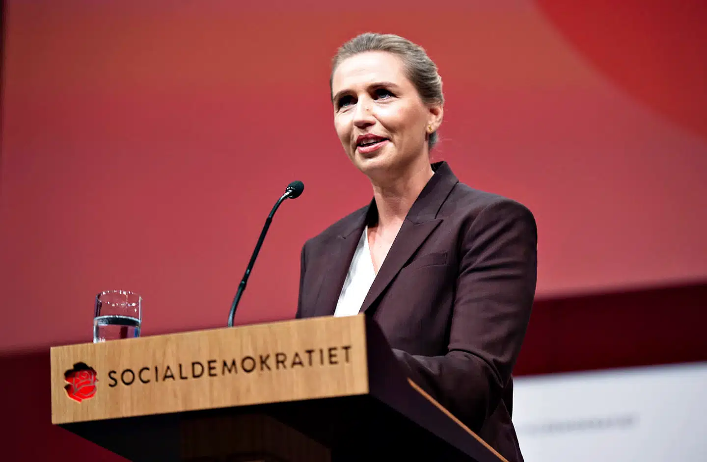 Socialdemokratiets formand og statsminister, Mette Frederiksen, har gentagne gange talt imod skattelettelser i toppen. Men igen i år implementeres topskattelettelser indført af Socialdemokratiet.
