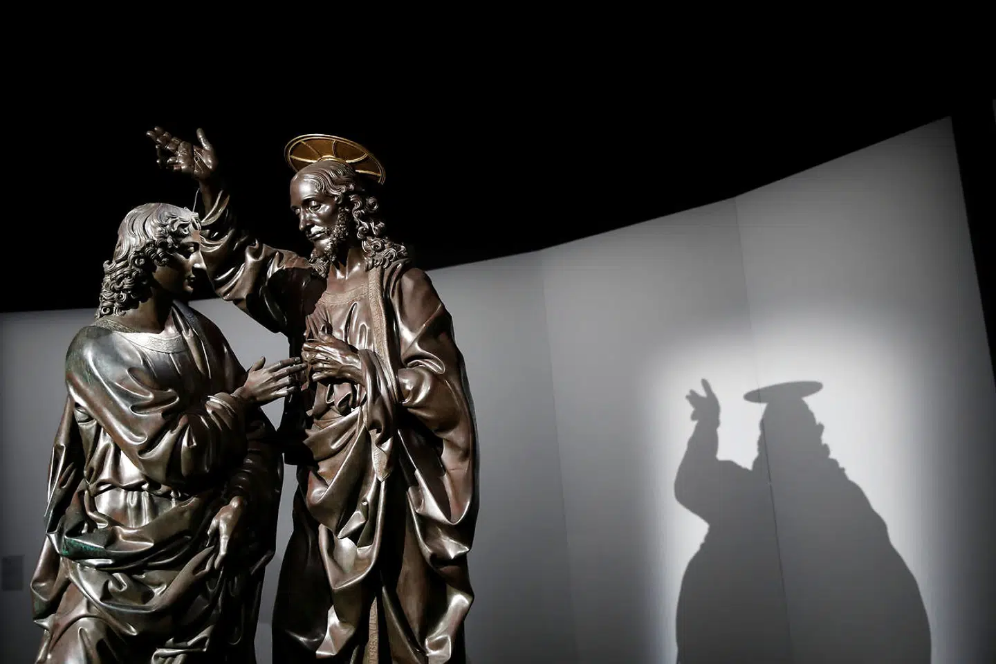 Udstillingen i Paris åbner med læreren Andrea del Verrocchios udgave af Jesus og den vantro Thomas i bronze.