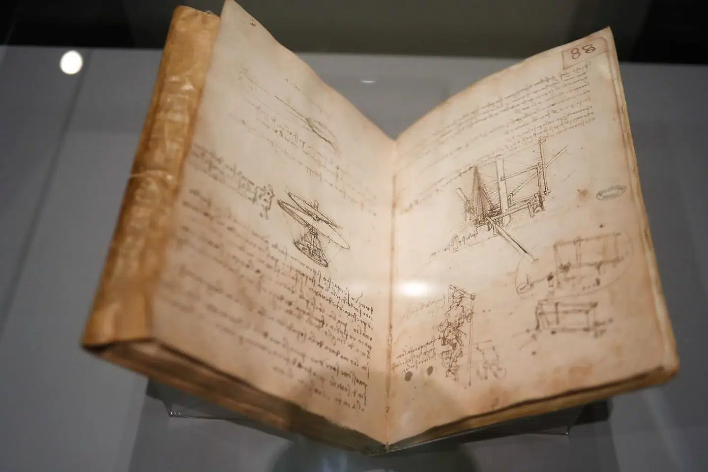 De fleste af Leonardos opfindelser - som her helikopteren - findes i bøger og har måske været tænkt som scenografi til teatret.