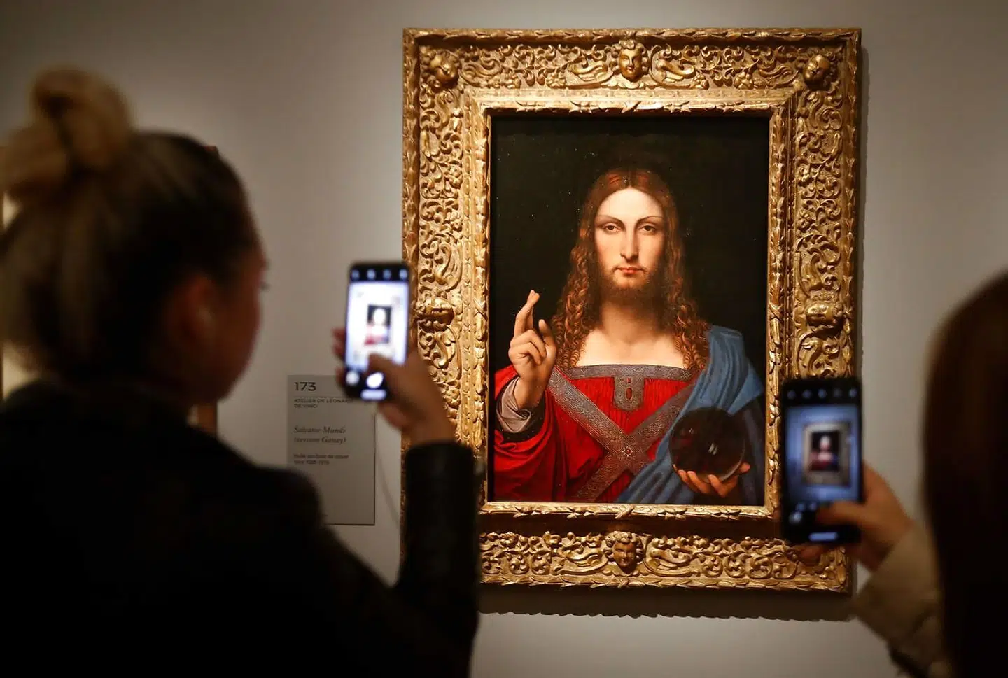 "Salvator Mundi" er faktisk med på den store jubilæumsudstilling i Paris - bare ikke i den mest omtalte version. Foto: FRANCOIS GUILLOT / AFP