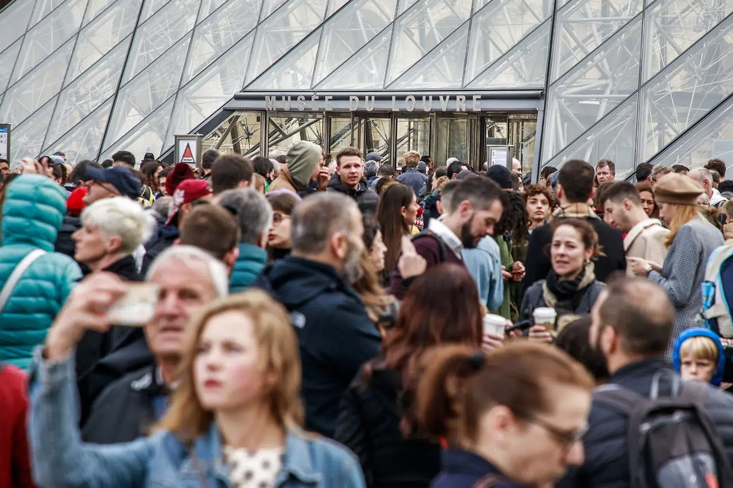 Den halve verden vil se udstillingen på Louvre og skal selvfølgelig have lov til det. Men man skulle lukke færre ind ad gangen.
