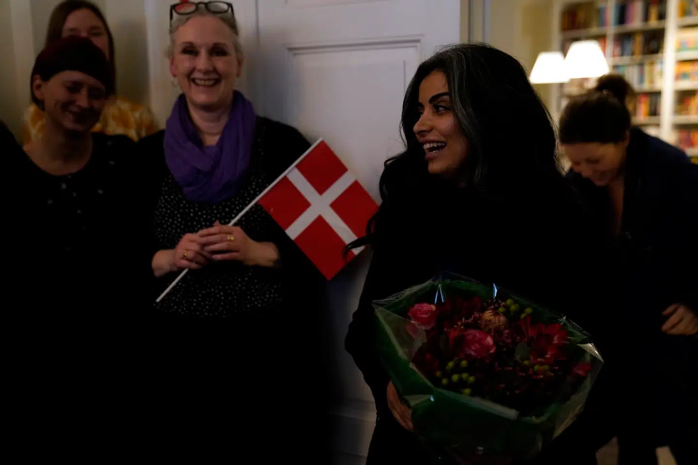 Forfatteren Sara Omar får De Gyldne Laurbær for sin roman »Skyggedanseren«.