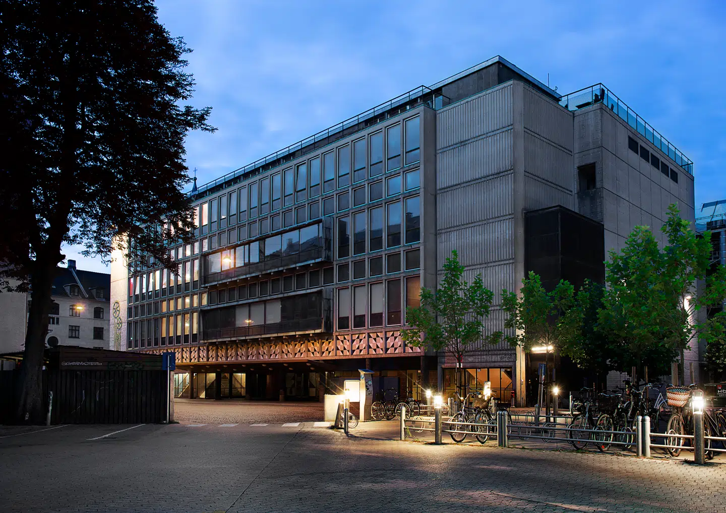 Ingen er kommet til skade som følge af branden i Lille Vega, men koncerten med punkbandet Hatari, der skulle have spillet onsdag aften kl. 20, er aflyst.