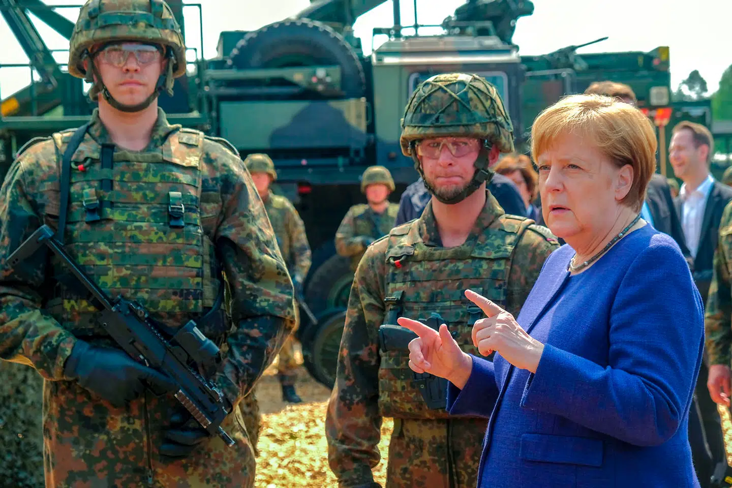 Forbundskansler Angela Merkel er i færd med sit sidste år som kansler. Kansleren har stået i spidsen for et politisk kursskifte, så Tyskland igen skal blive i stand til at forsvare sig selv. Foreløbig er der tilsyneladende langt til målet.