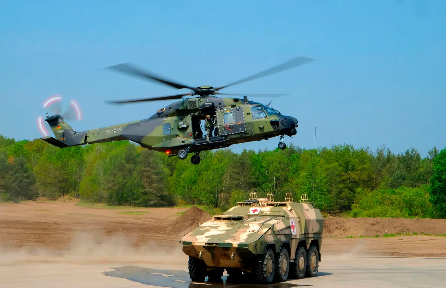 Tyskland har indkøbt en række nye våbensystemer, herunder NH-90-helikopteren. Helikopteren har dog været særdeles forsinket, ligesom den er blevet væsentligt dyrere end aftalt og i øvrigt ude afstand til at flyve så mange timer som forventet.