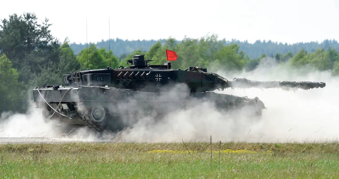 Leopard-kampvognene udgør rygradden i den tyske hær. Tyskland er i færd med en omfattende modernisering af de aldrende kampvogne. Ligesom i forbindelse med mange andre projekter inden for forsvaret er moderniseringen blevet dyrere end forventet og forsinket. Også Danmark er i færd med at modernisere sine kampvogne af Leopard-typen.