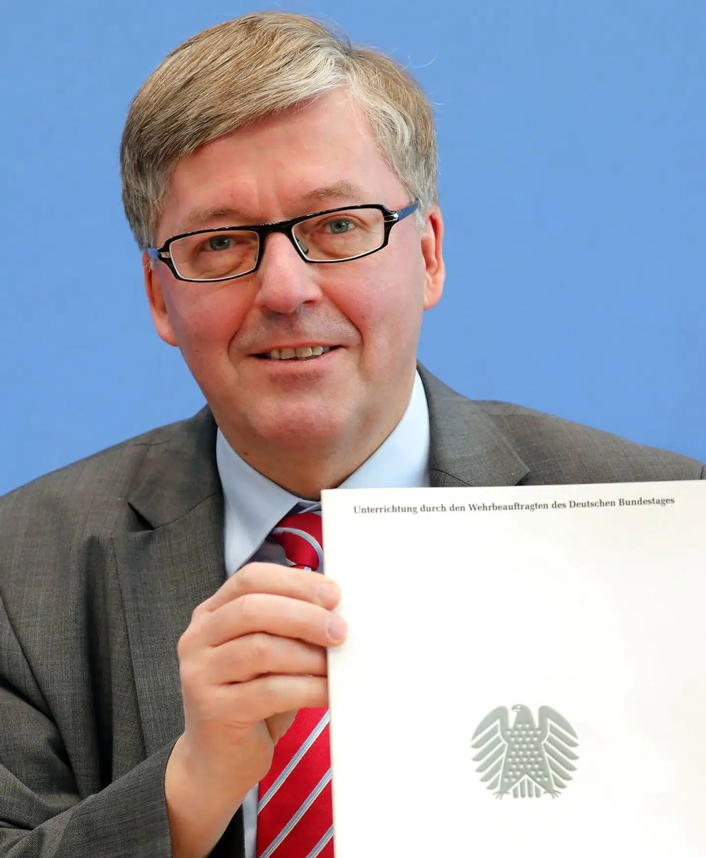 Forbundsdagens militære ombudsmand, Hans-Peter Bartels, har i snart fem år været kritisk iagttager af det tyske forsvar. Hvert år offentliggør han en omfattende rapport om forsvarets formåen og udvikling.