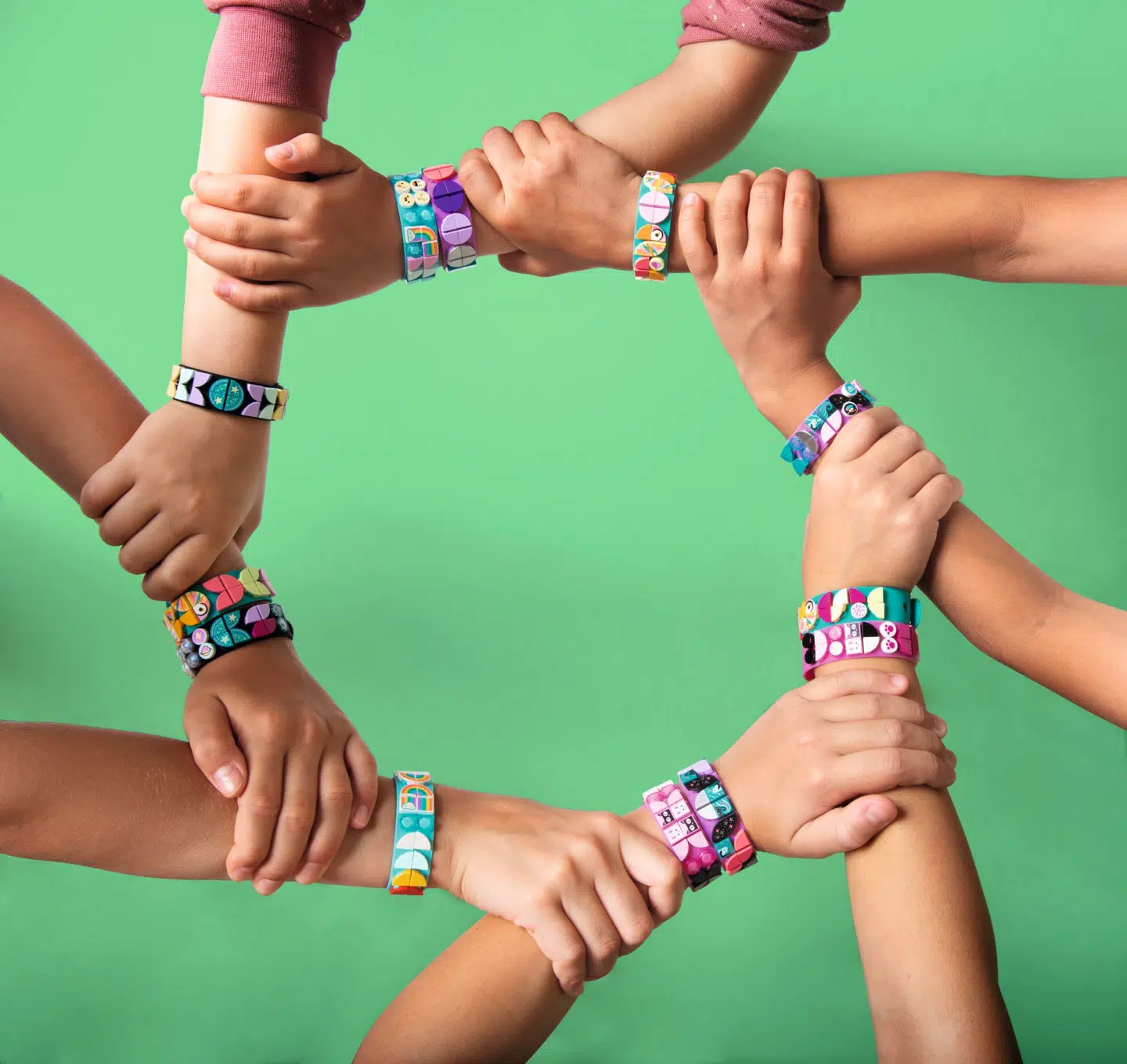 Lego Dots er fremstillet af et blødt plasticmateriale, der kan bruges på armbånd, som børnene kan bære. PR-foto