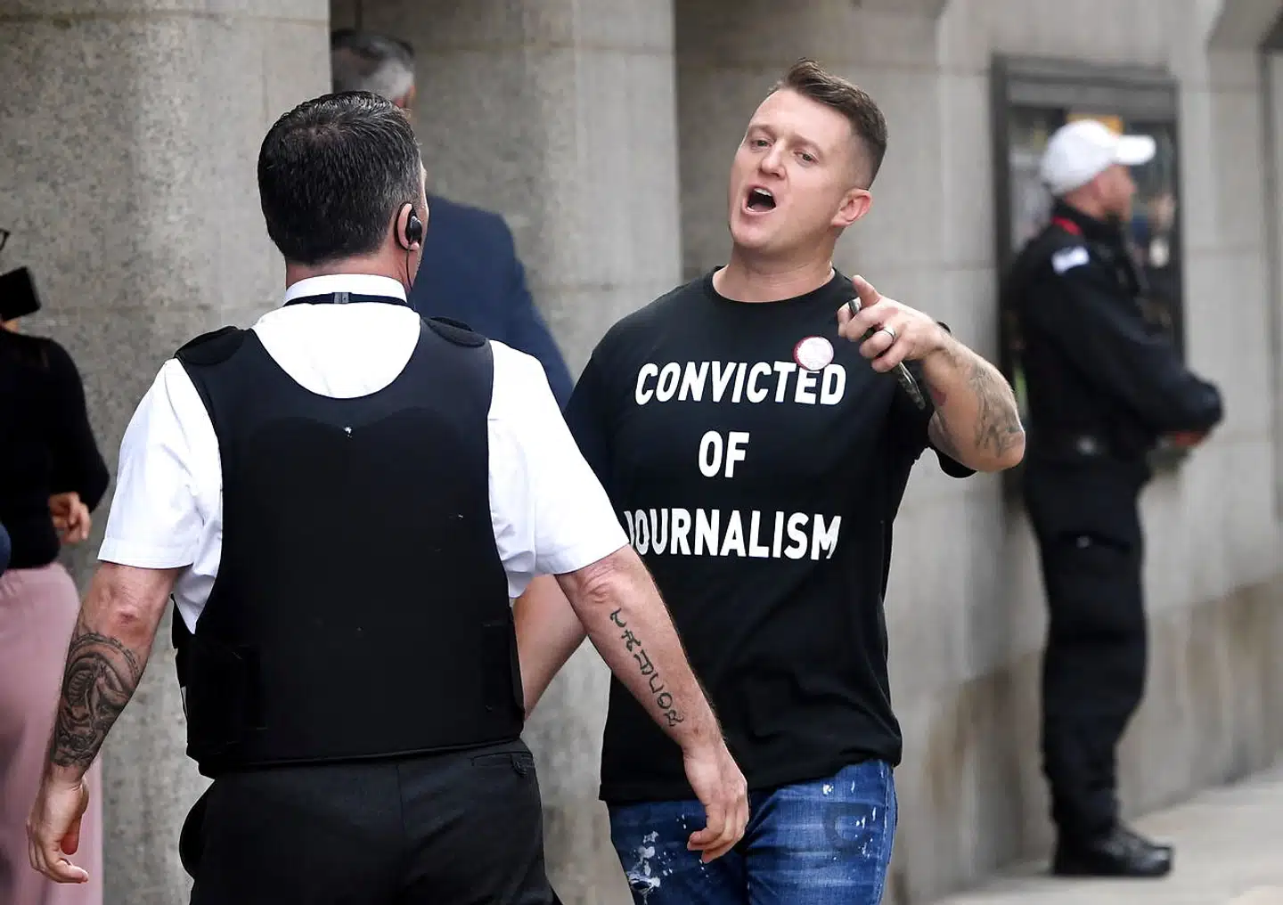 Tommy Robinson fotograferet foran retten Old Bailey i London 11. july 2019, hvor han blev dømt for foragt for retten. Han er tidligere dømt for vold.