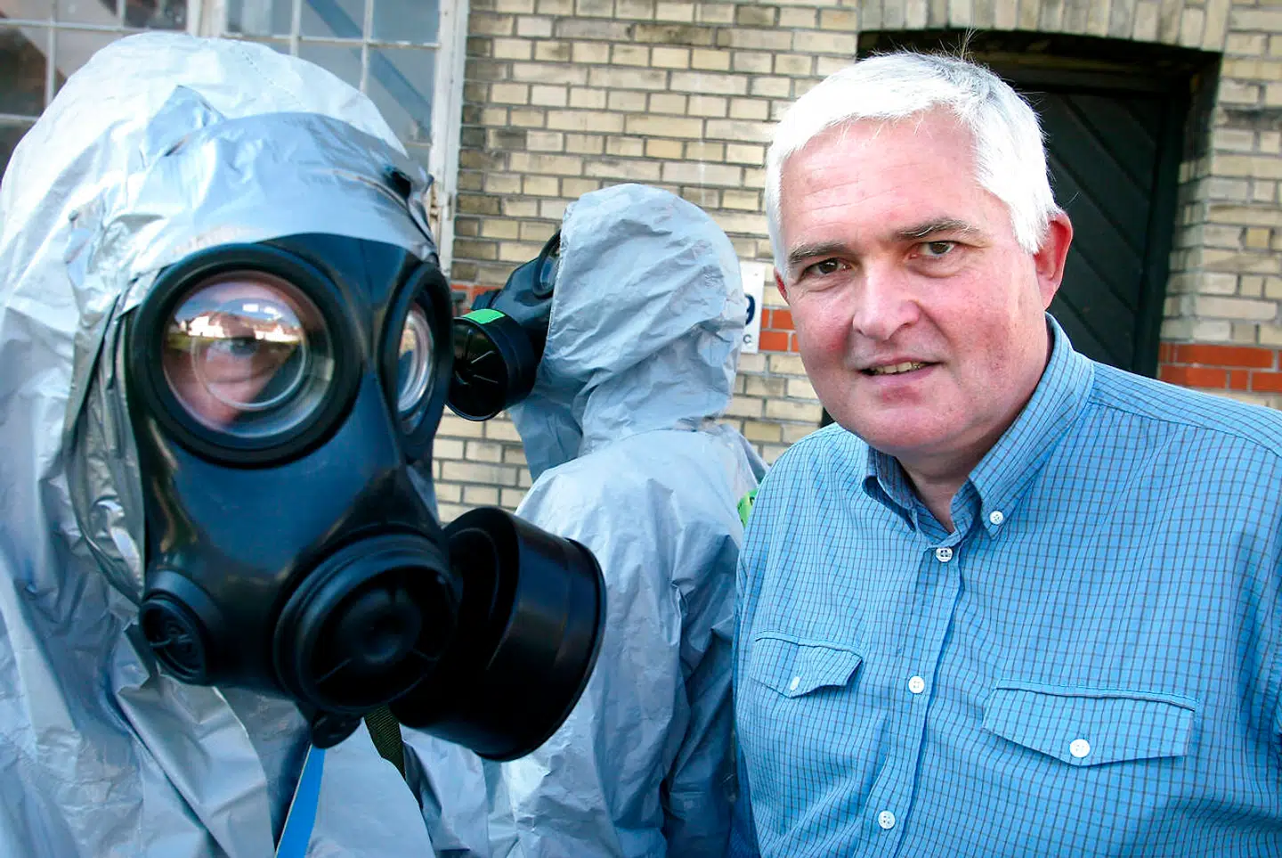 Nils Strandberg Pedersen var direktør for Statens Serum Institut fra 1998 til 2016 og ledte dermed slagets gang under adskillige alvorlige epidemier, der truede danskerne. Han udtrykker stor bekymring for det aktuelle virusudbrud, især fordi inficerede efter alt at dømme kan smitte uden at have synlige symptomer.