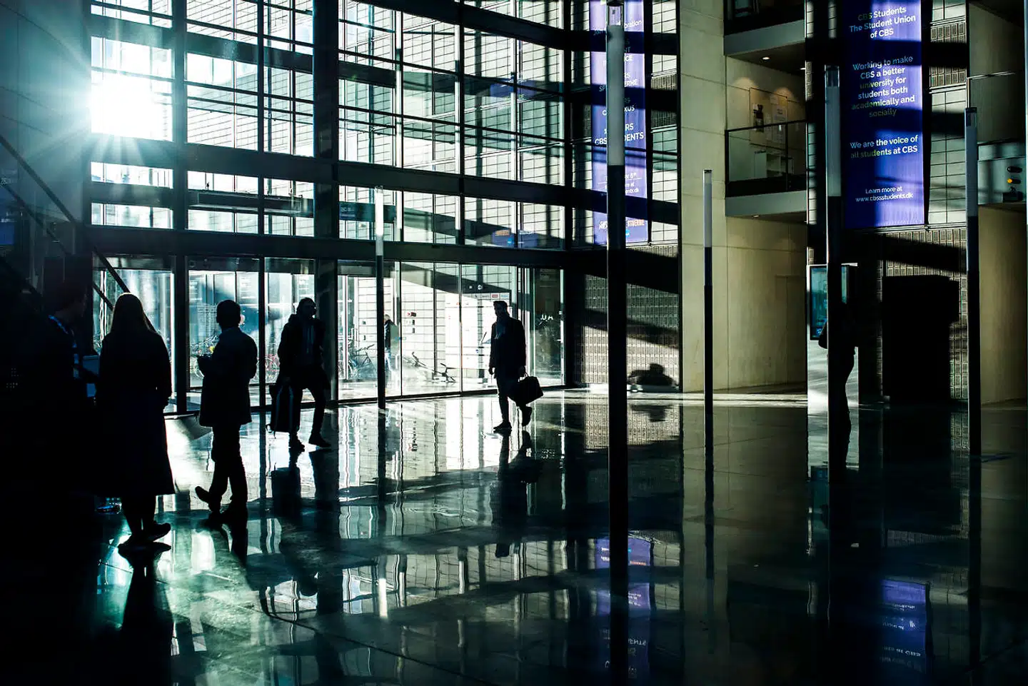 »Det er selvfølgelig beklageligt, at den oprindelige afgørelse til de studerende indeholdt information, vi har været nødt til at præcisere efter henvendelsen fra styrelsen,« siger Mette Kuhlen Gullack, der er juridisk chef på CBS, i pressemeddelelsen.