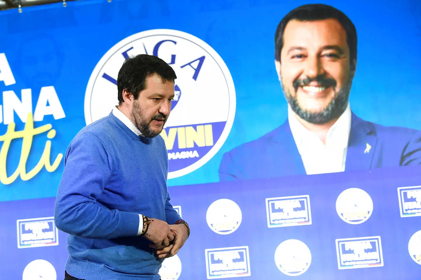 Matteo Salvini forlader podiet efter at have erkendt nederlaget i Emilia-Romagna. Den normalt upåvirkelige højrenationale leder var tydeligt skuffet over et resultat, der har landspolitisk betydning.