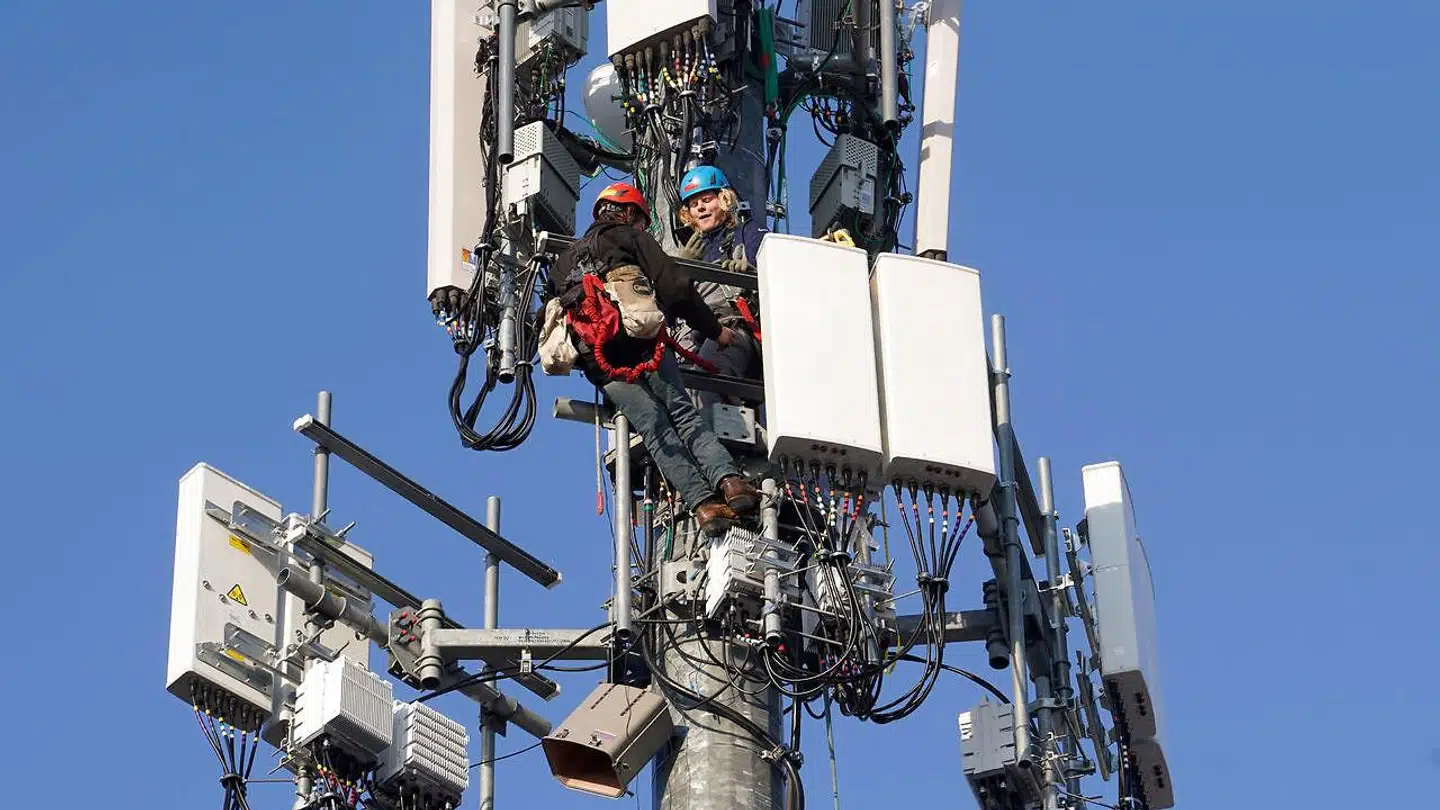 5G-teknologien, som her er ved at blive installeret i en mobilmast i USA, vil give lynhurtig dataoverførsel, når de nødvendige radiofrekvenser til mobiltelefoni bliver frigivet til køb. Men det behøver ikke at være teleselskaberne, der køber det hele, mener staten, som lægger op til, at også virksomheder og det offentlige selv kan være med og bruge frekvenserne til at lave helt lokale, lynhurtige netværk i stedet for for eksempel at bruge trådløse net.