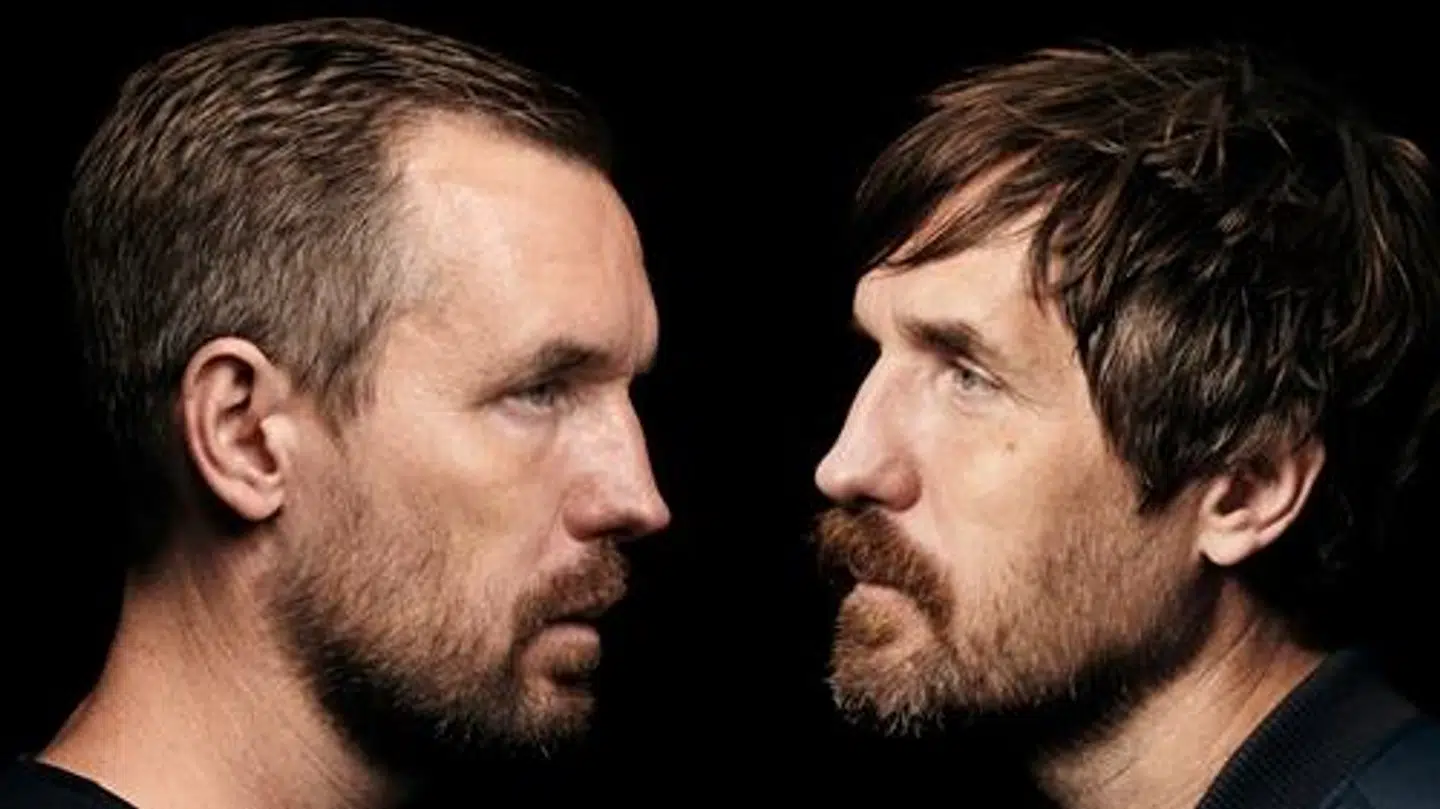 »Ølkongerne« og de enæggede tvillinger, Mikkel (t.v.) og Jeppe Bjergsøe, har ikke talt sammen i syv år. Beskåret billede fra omslaget til »Ølbrødre«.