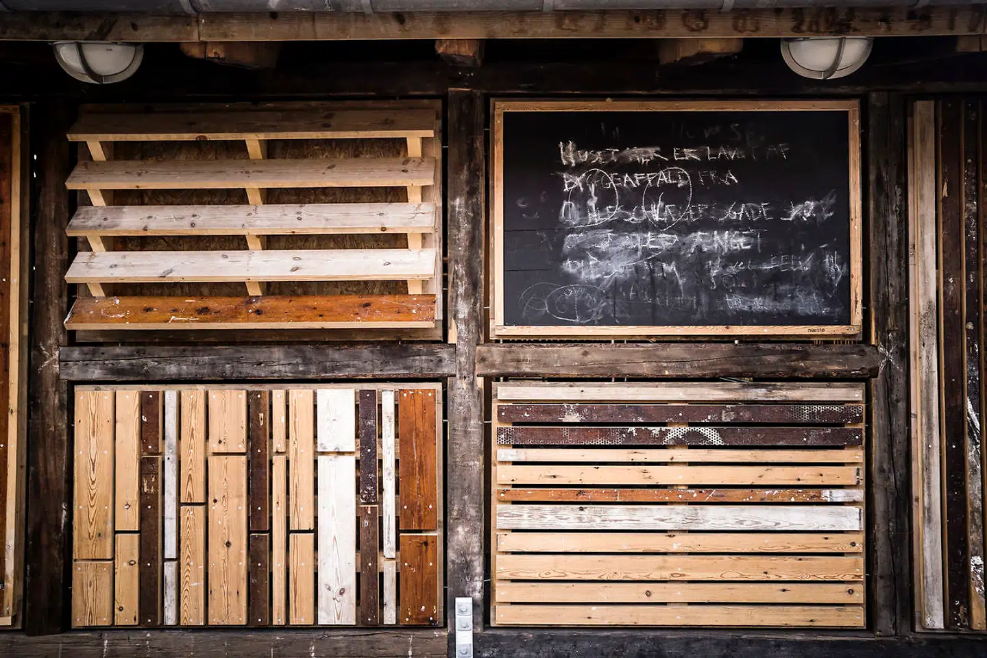De mange materialer skaber en stor overflademæssig rigdom, men af og til tipper konceptet over i det pjattede.