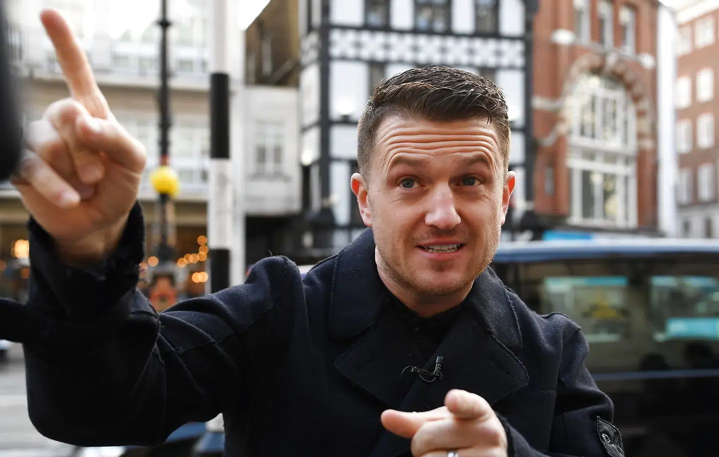 Facebook betragter Tommy Robinson som en hadprædikant og har lukket hans profil. Den kontroversielle brite har mest af alt skabt sig et navn ved at fortælle om sin voldsomme misbilligelse af muslimsk indvandring og islam.