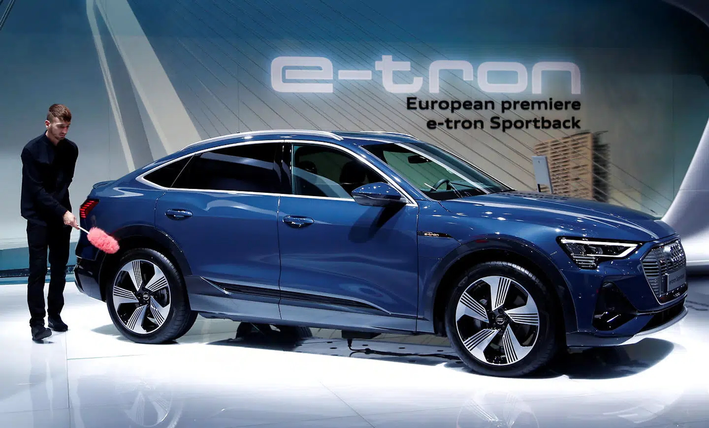 Når Audi introducerer elbilen Audi e-tron Sportback til sommer vil »functions on demand« formodentlig være introduceret i Danmark, og så kan du bestille både lysassistent, flere hestekræfter og selvkørende funktioner på abonnement trådløst via din myAudi-app på telefonen.