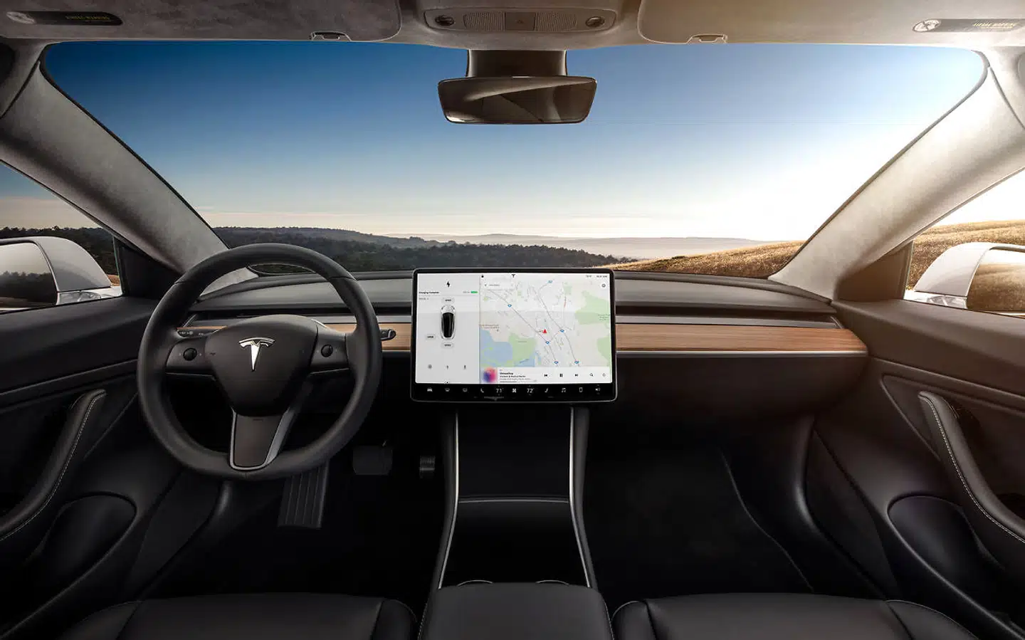 Tesla har længe kørt med onlineopdateringer af deres biler, hvor fabrikken har sendt opdateringen direkte til bilen via nettet. Det er alt fra kortopdateringer til nye arkadespil og funktioner, der udvider bilens selvkørende kompetencer.