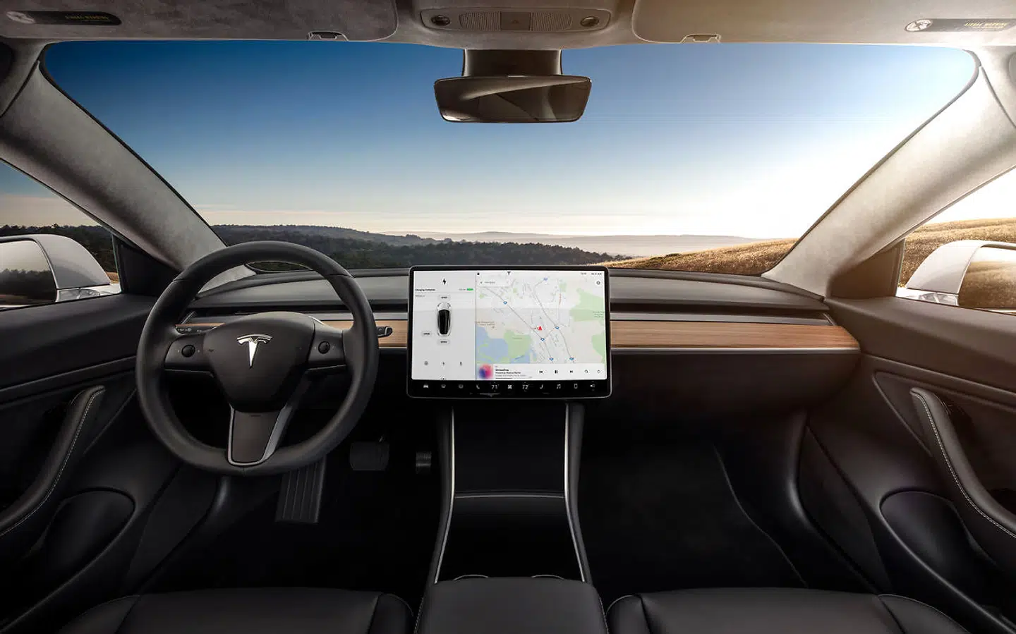 Tesla har længe kørt med onlineopdateringer af deres biler, hvor fabrikken har sendt opdateringen direkte til bilen via nettet. Det er alt fra kortopdateringer til nye arkadespil og funktioner, der udvider bilens selvkørende kompetencer.