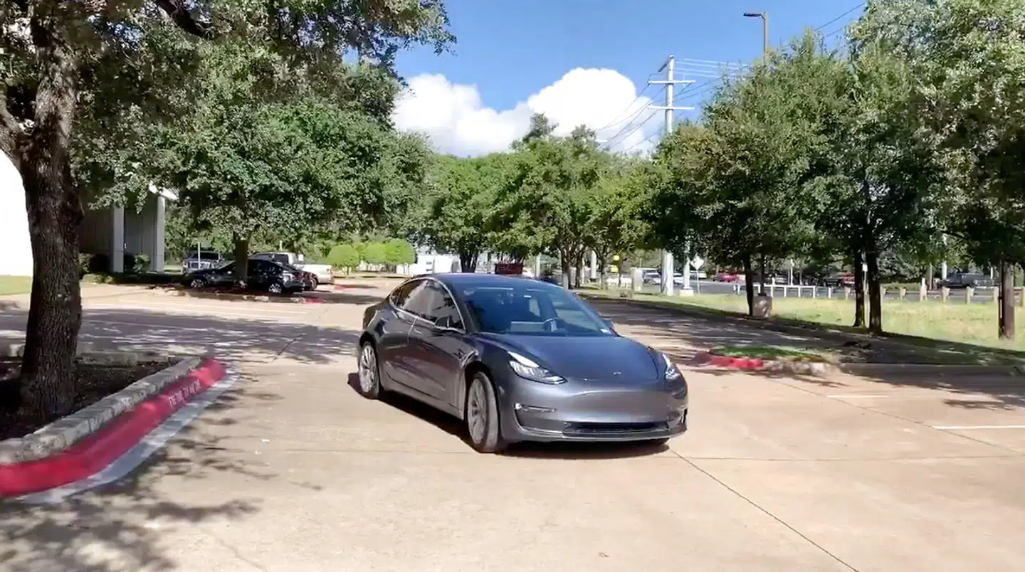 Funktioner som Autopark og Summon kan hentes ned til din Tesla 3 via din Tesla-konto – uden at bilen behøver besøge et værksted.