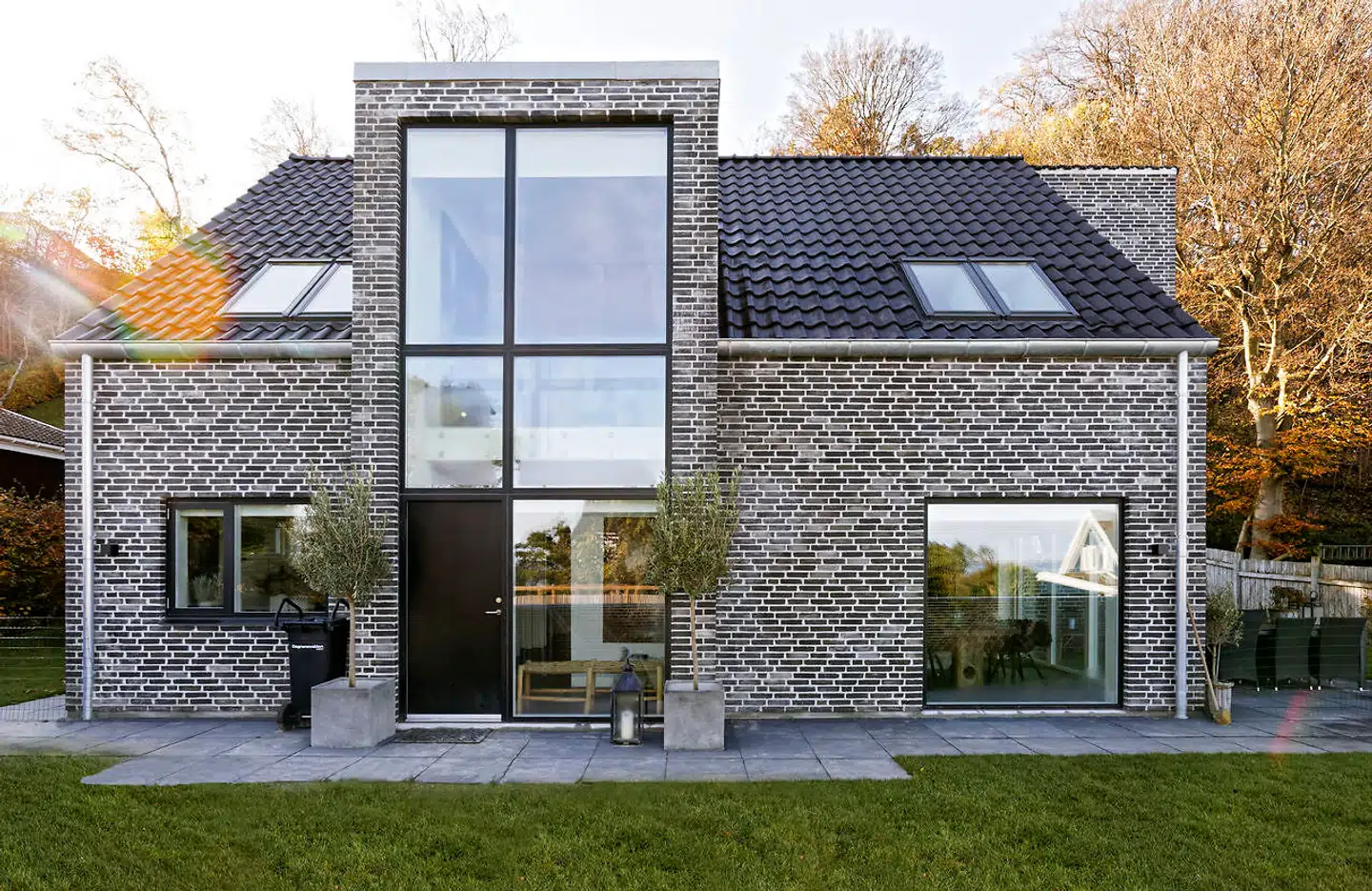 Villaen med facadesten fra Petersen Tegl har store glaspartier med udsigt til Øresund og Kullen.