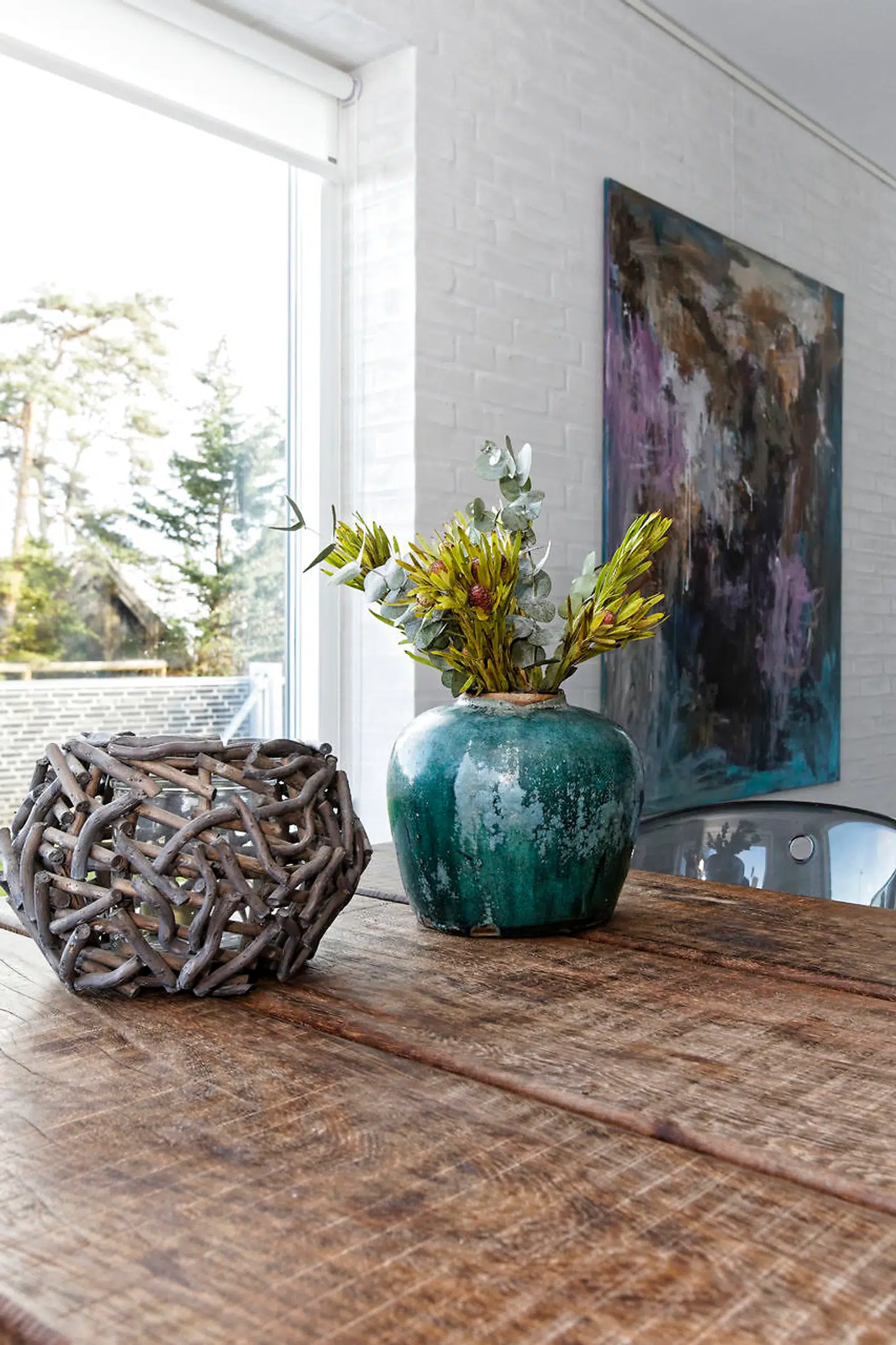 Det har været vigtigt for parret at få naturen ind og blande sig med husets hårde materialer. Den gamle, kinesiske vase er fra Christiansen & Co.