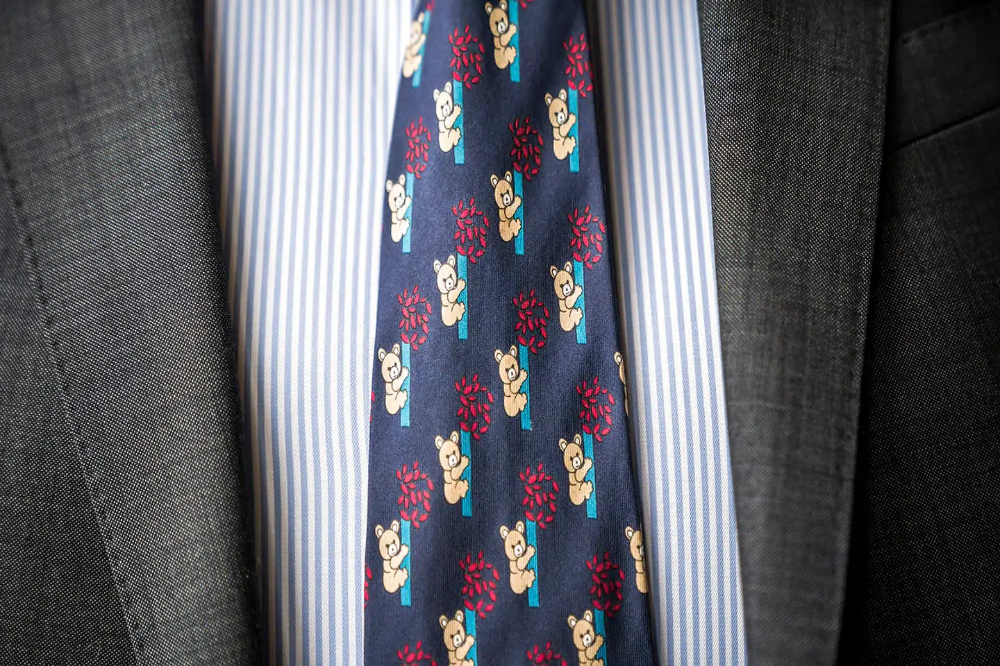 Der kan tiltrække damer at overraske med slipsets motiv, siger Asger Aamund.