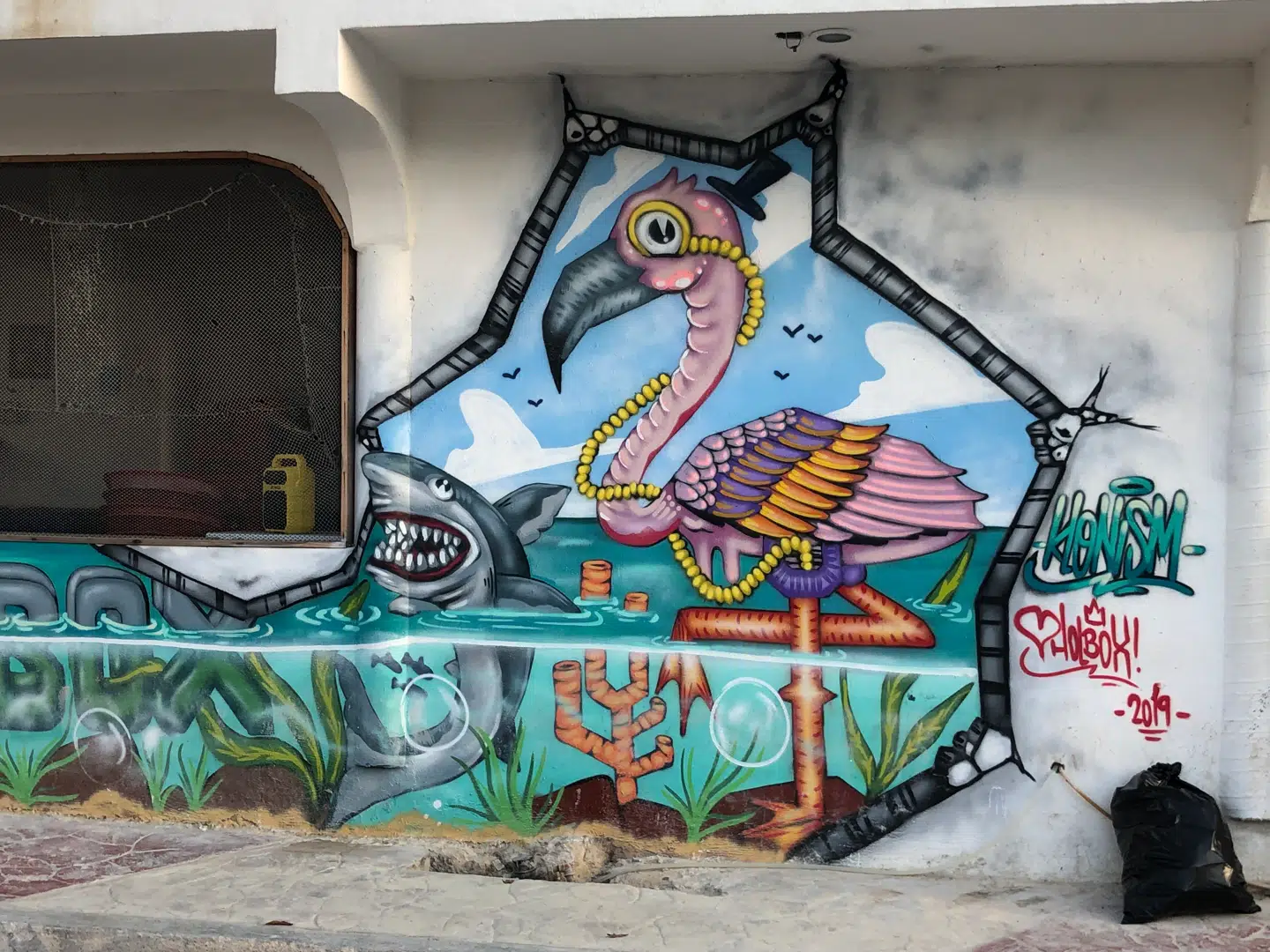 Der er farvestrålende streetart på hvert eneste gadehjørne i byen, og den her cool flamingo var en af vores favoritter.